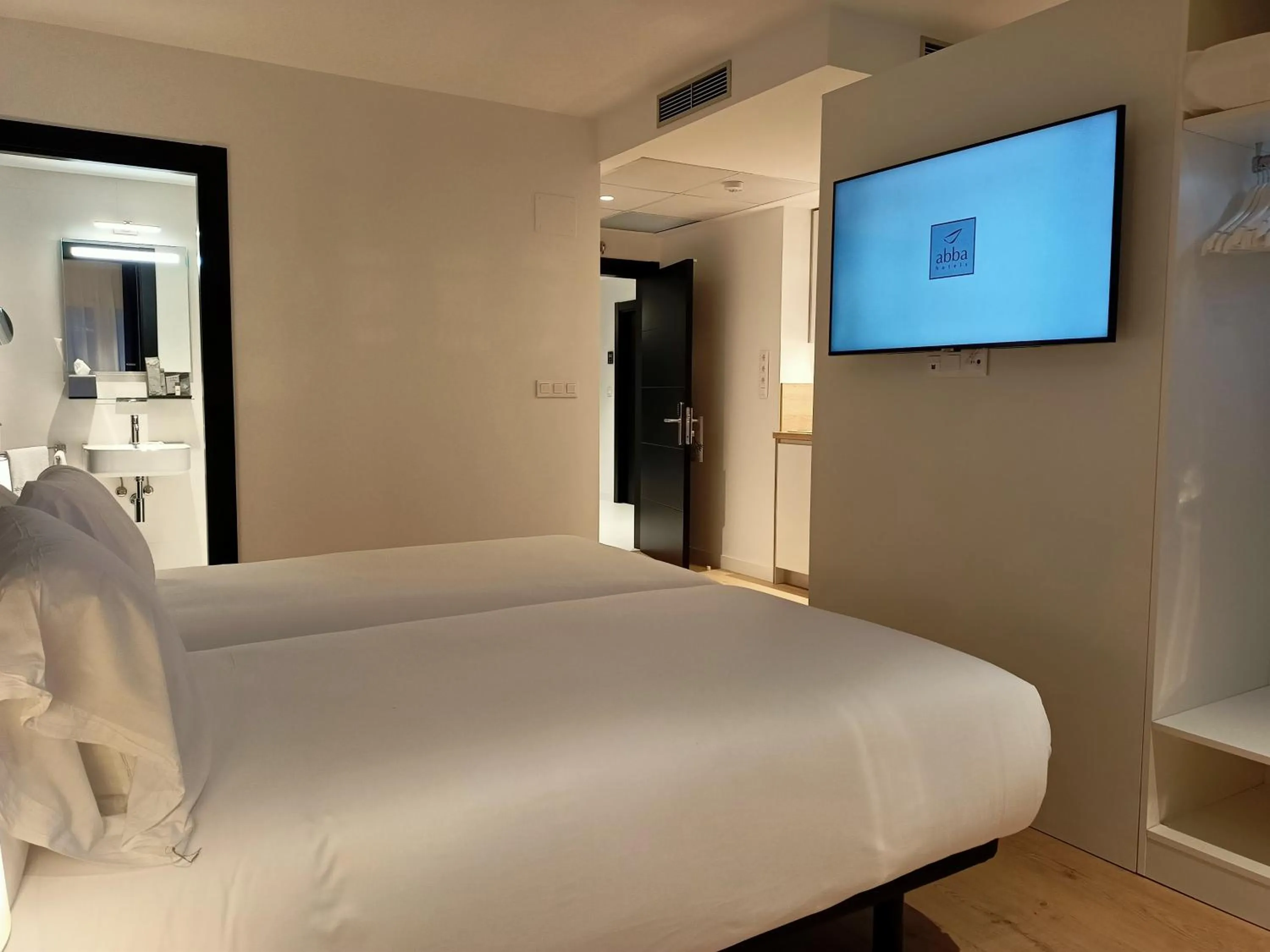 Bed in abba Apartments Playa de Gros San Sebastián