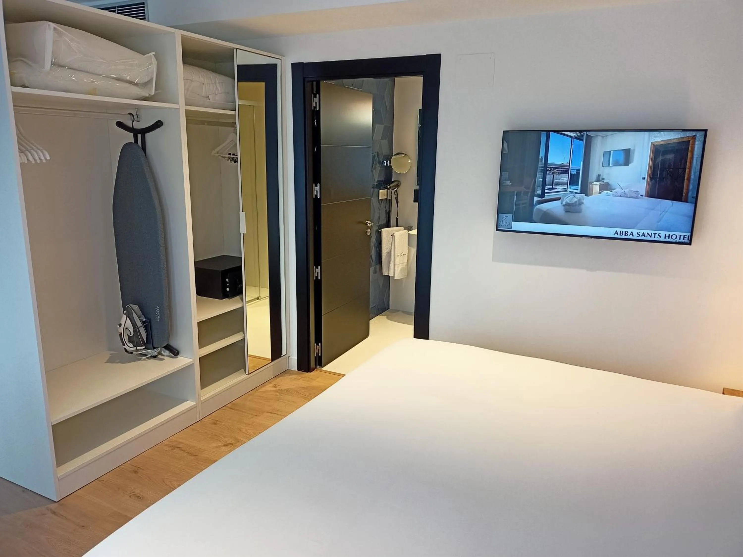 Bed in abba Apartments Playa de Gros San Sebastián