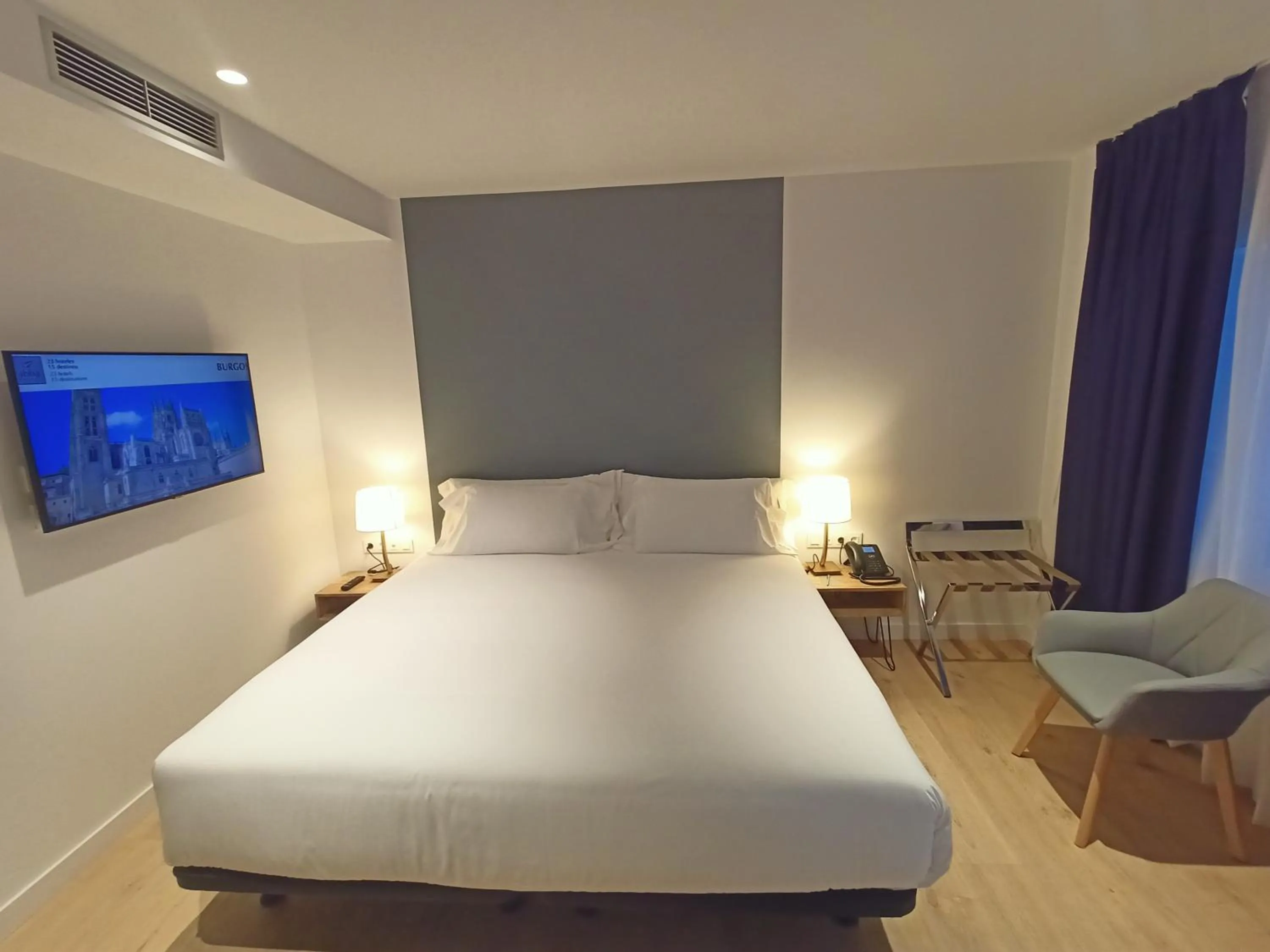 Bed in abba Apartments Playa de Gros San Sebastián