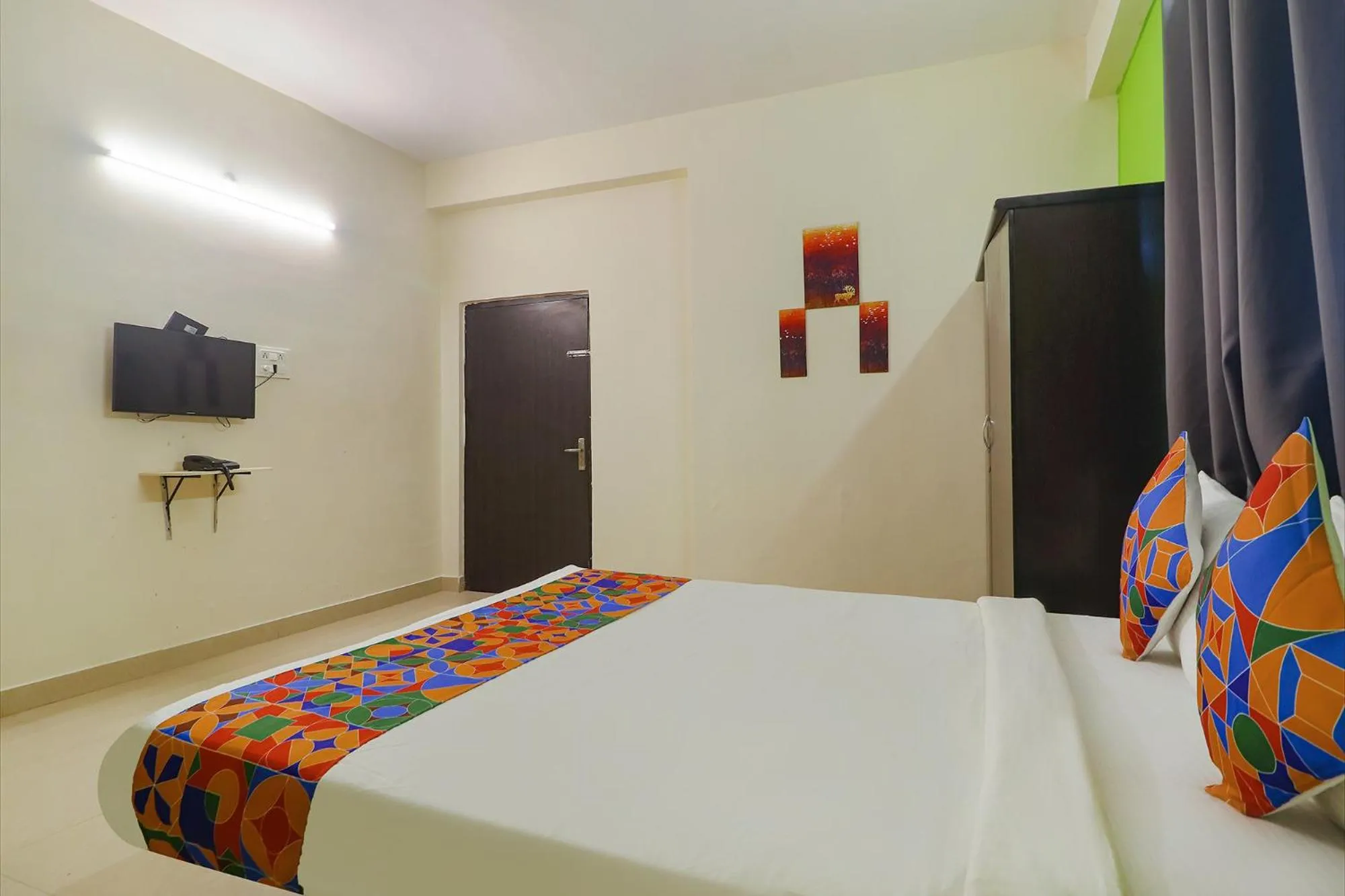 Communal lounge/ TV room, Bed in FabHotel Broholic - Nr Biodiversity Complex, Gachibowli, Silpa Gram Craft Village, HITEC City