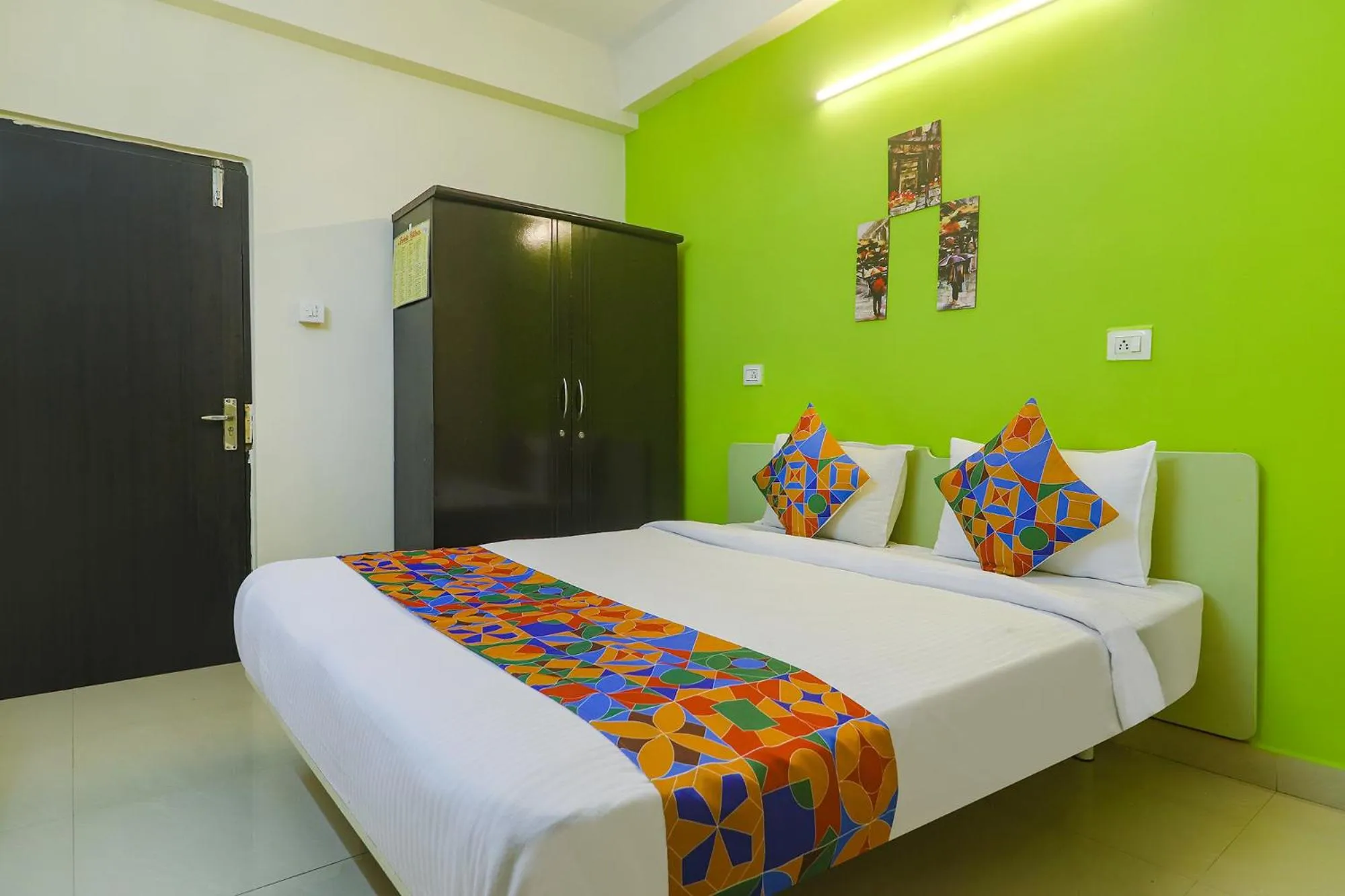 Communal lounge/ TV room, Bed in FabHotel Broholic - Nr Biodiversity Complex, Gachibowli, Silpa Gram Craft Village, HITEC City