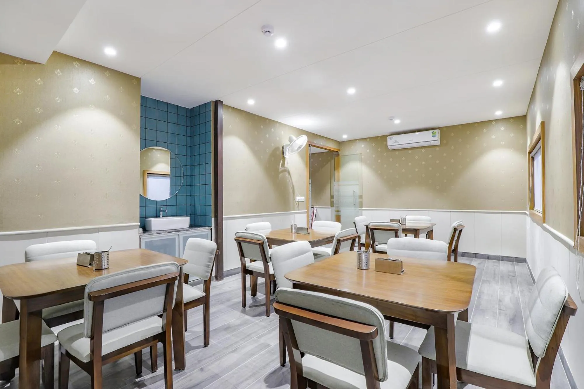 Restaurant/places to eat in FabHotel Meritus Inn