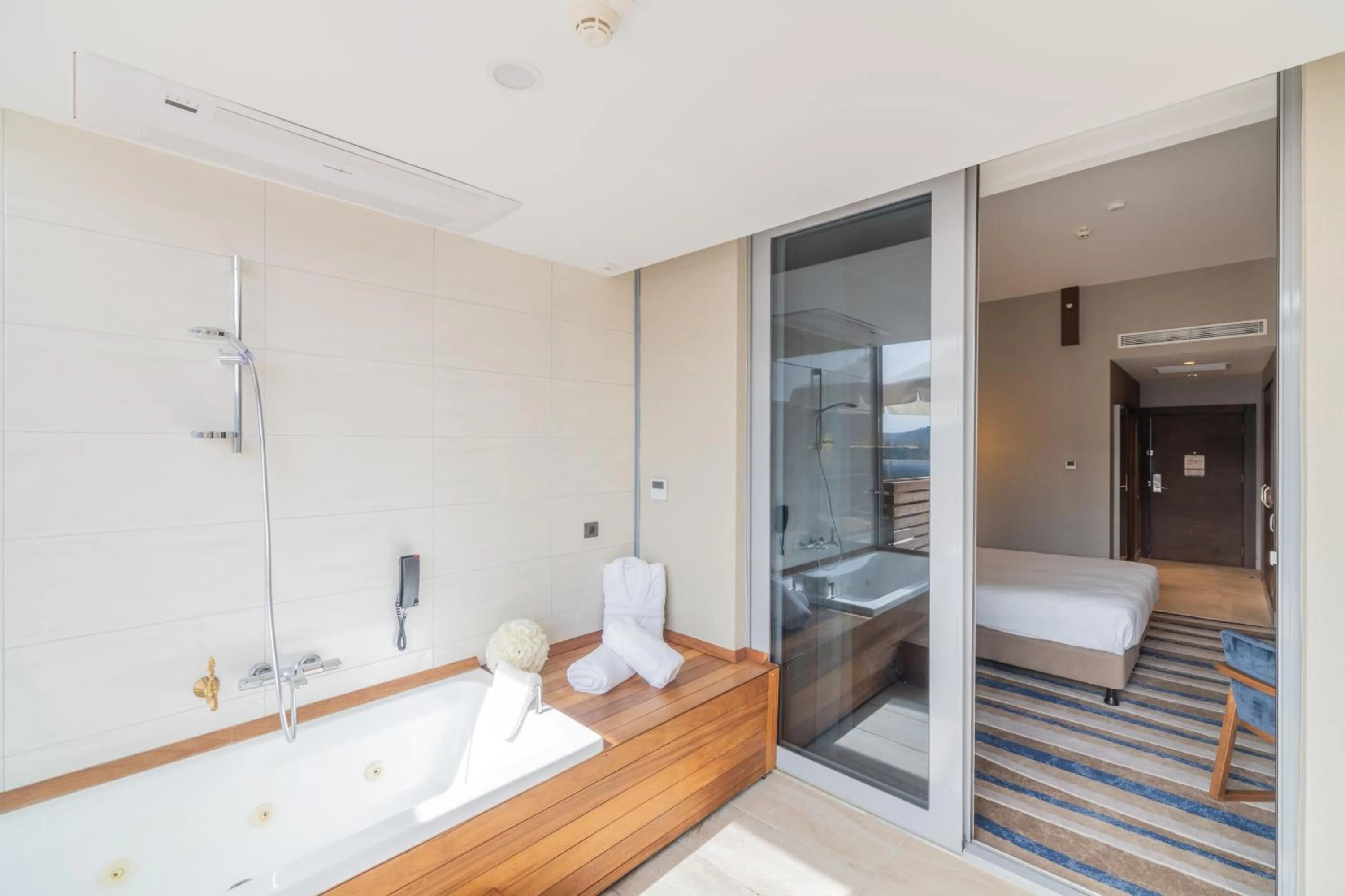 Hot Tub, Bed in Questa Thermal & Spa Hotel