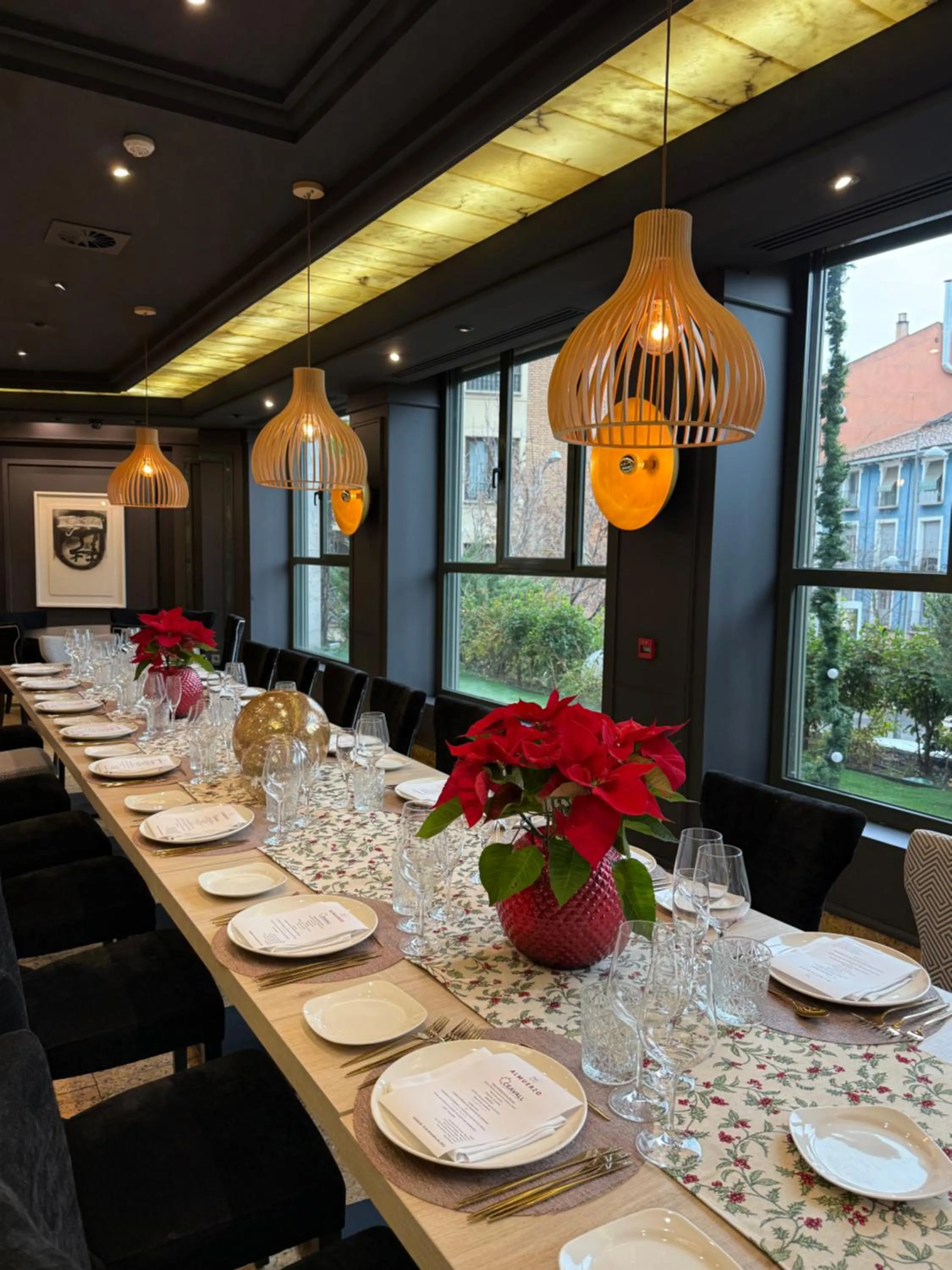 Restaurant/places to eat in Hotel Olid