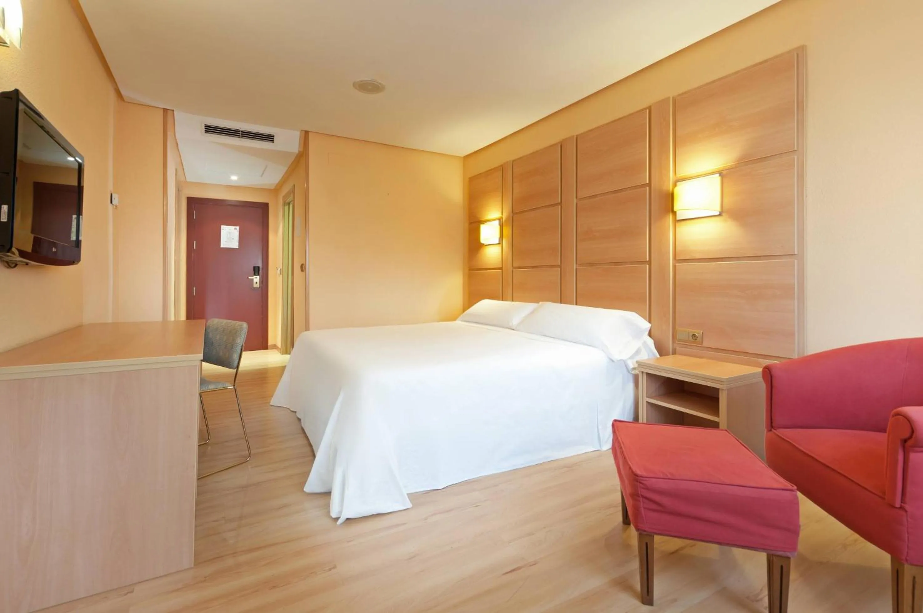 Property building, Bed in Hotel Puertollano