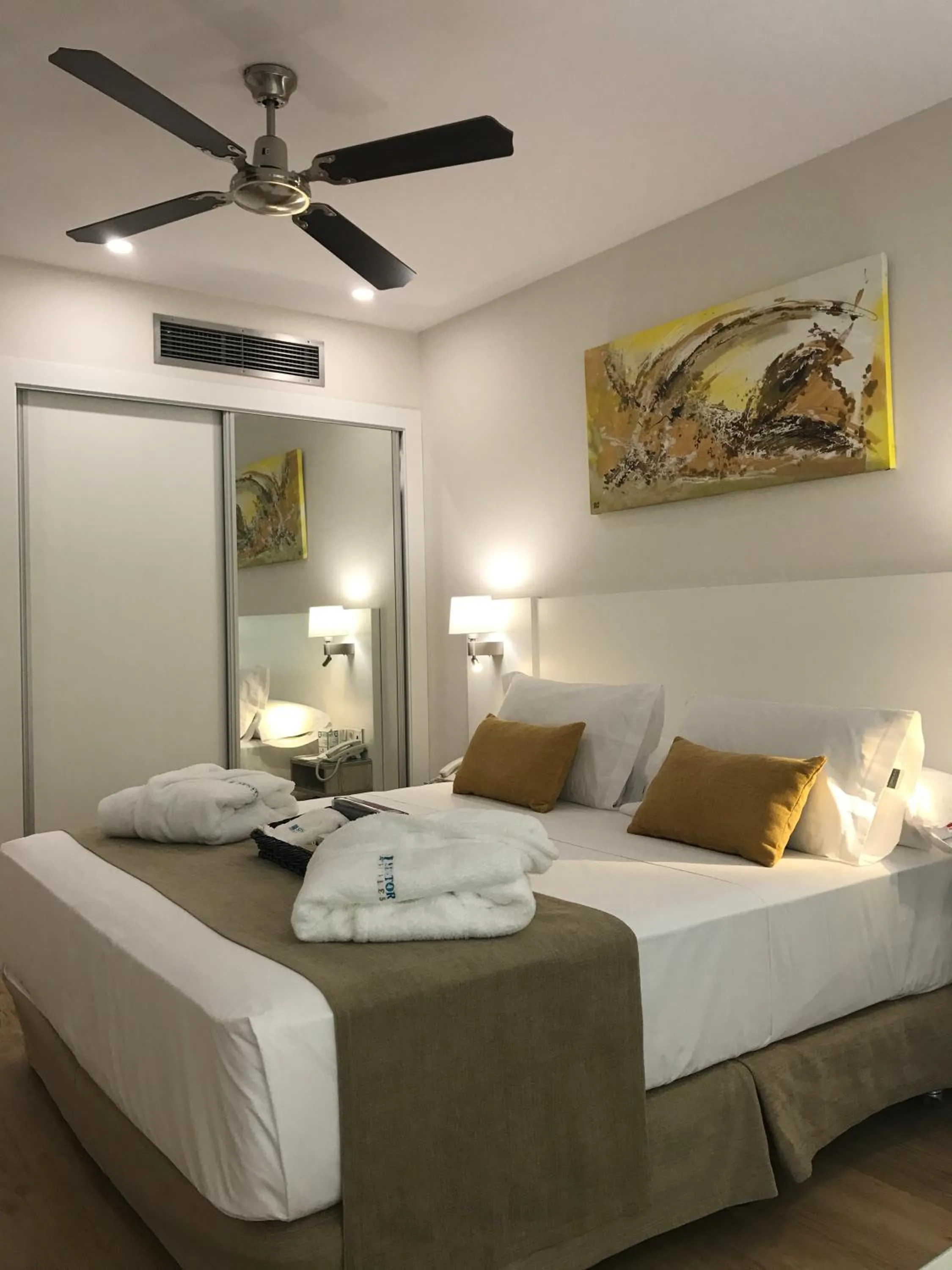 Photo of the whole room, Bed in Senator Barajas