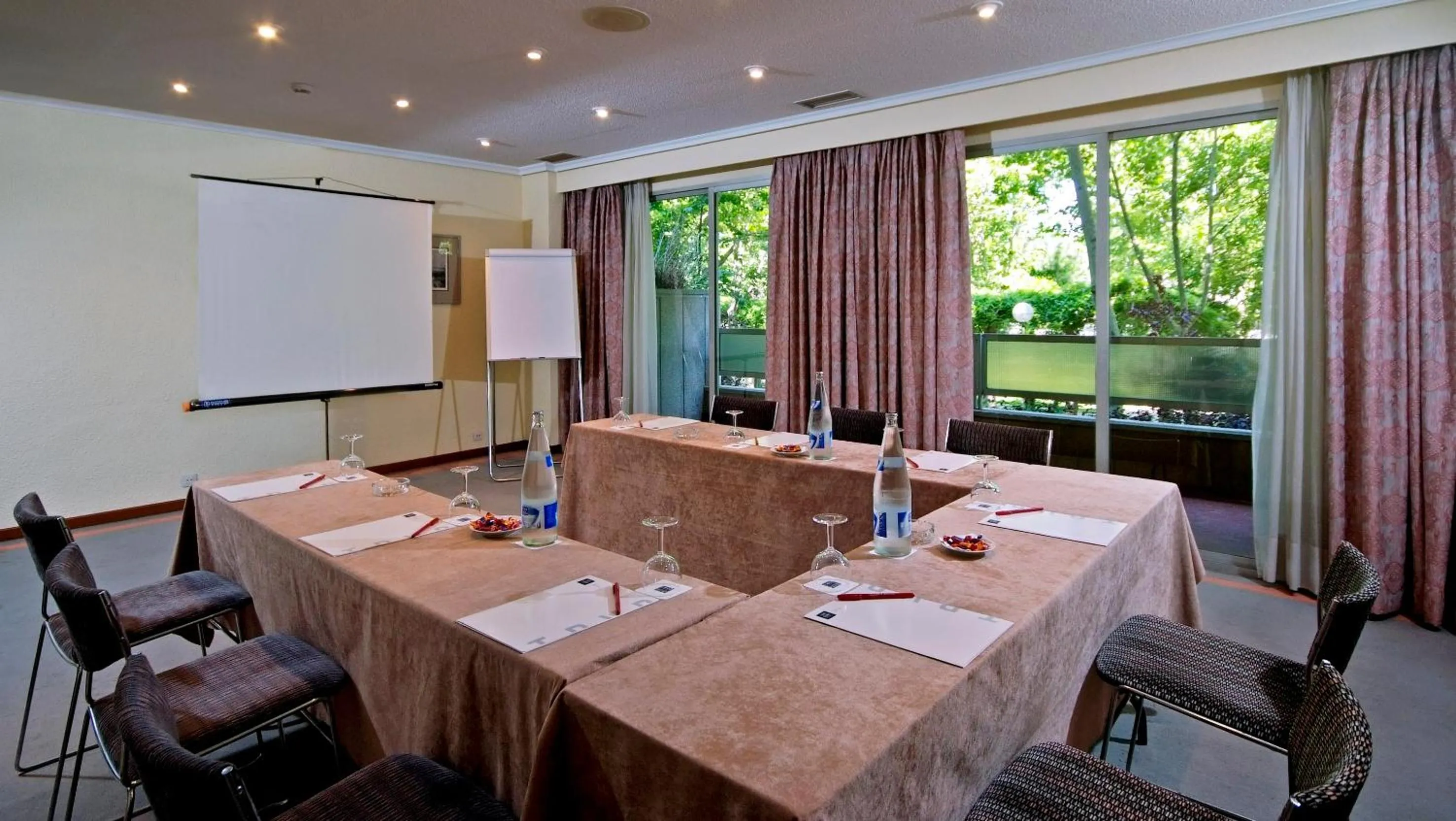 Business facilities in Senator Barajas