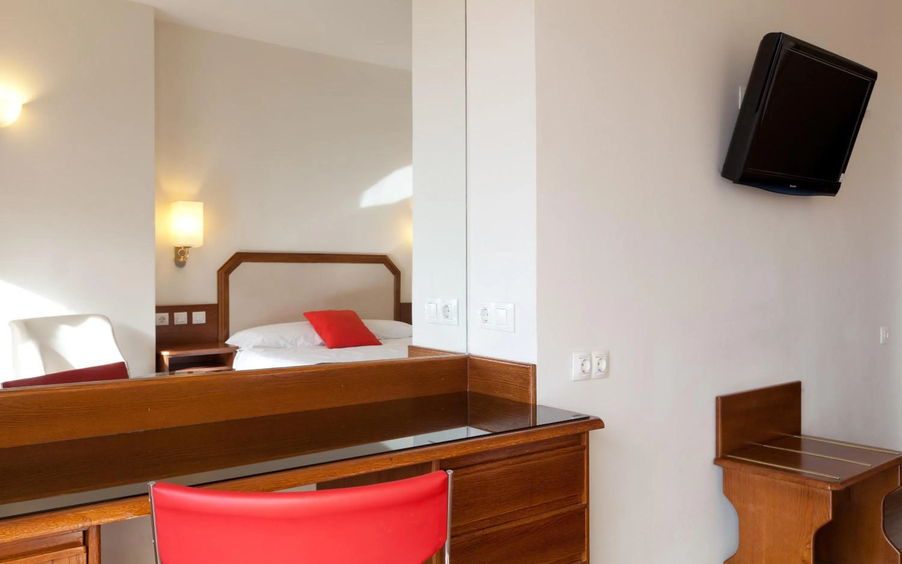 Photo of the whole room, Bed in Senator Barajas