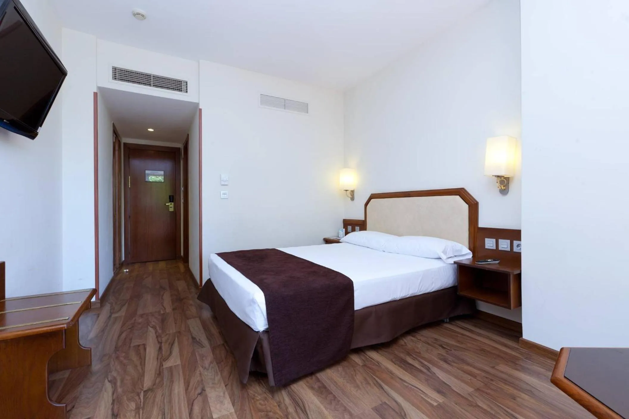 Photo of the whole room, Bed in Senator Barajas