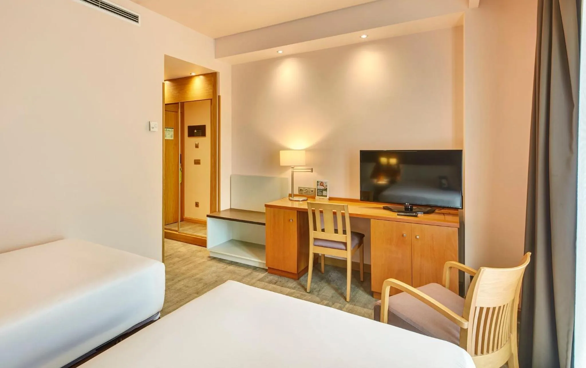 Photo of the whole room, Bed in Sercotel Alcalá 611