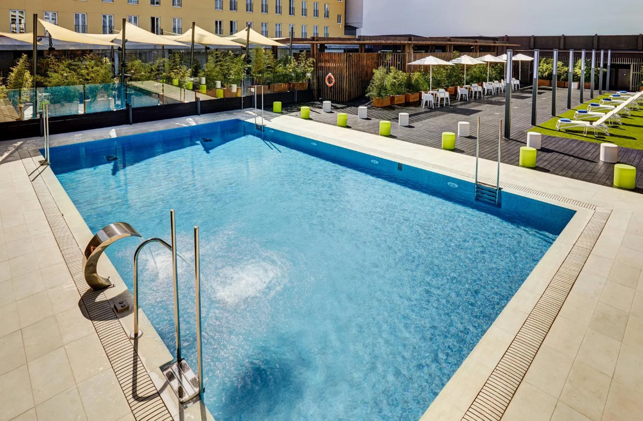 Swimming pool in Sercotel Alcalá 611