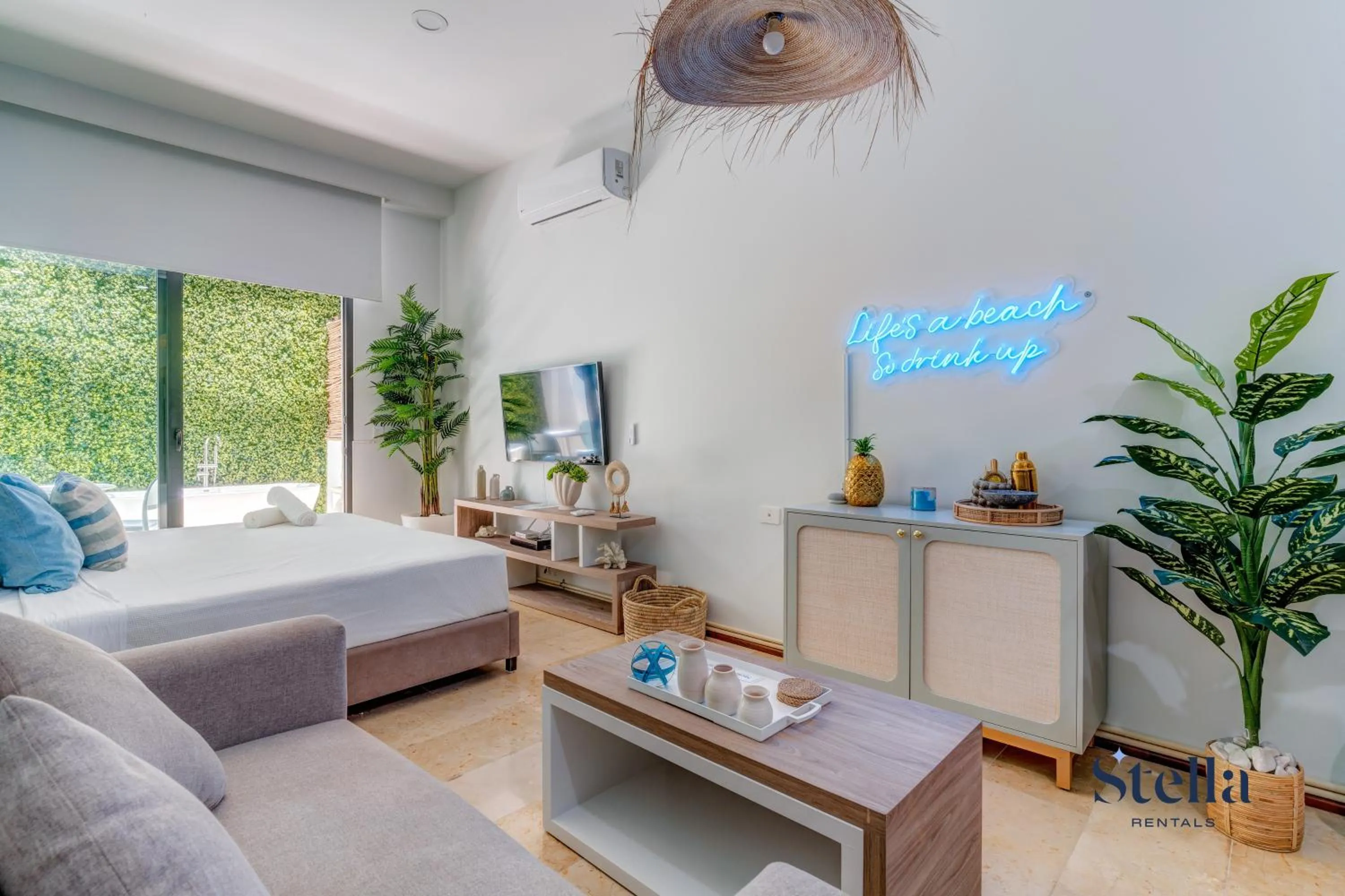 Living room in Oceanview Infinity Pool, Steps to 5th Ave & Beach