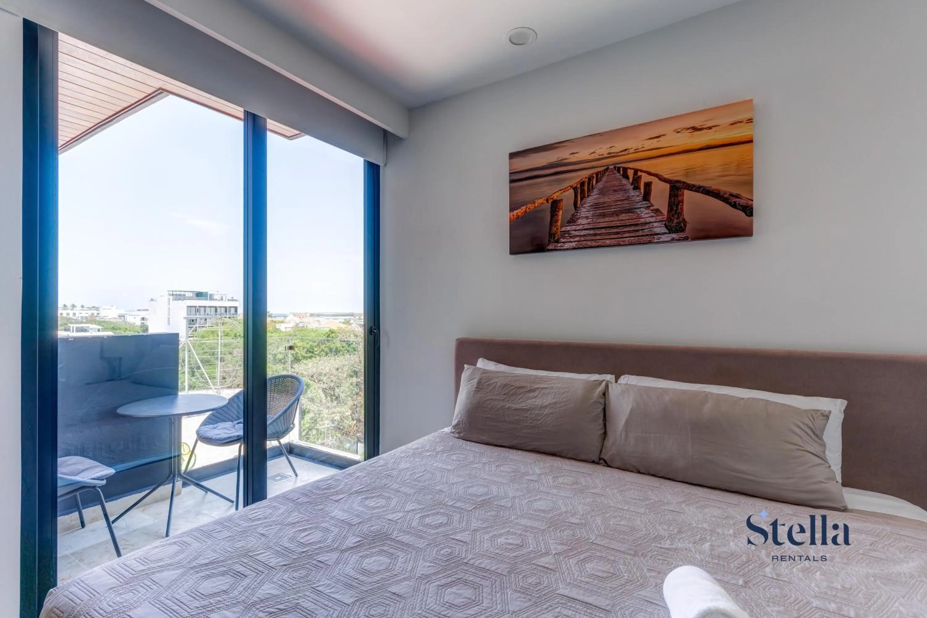 Bed in Oceanview Infinity Pool, Steps to 5th Ave & Beach