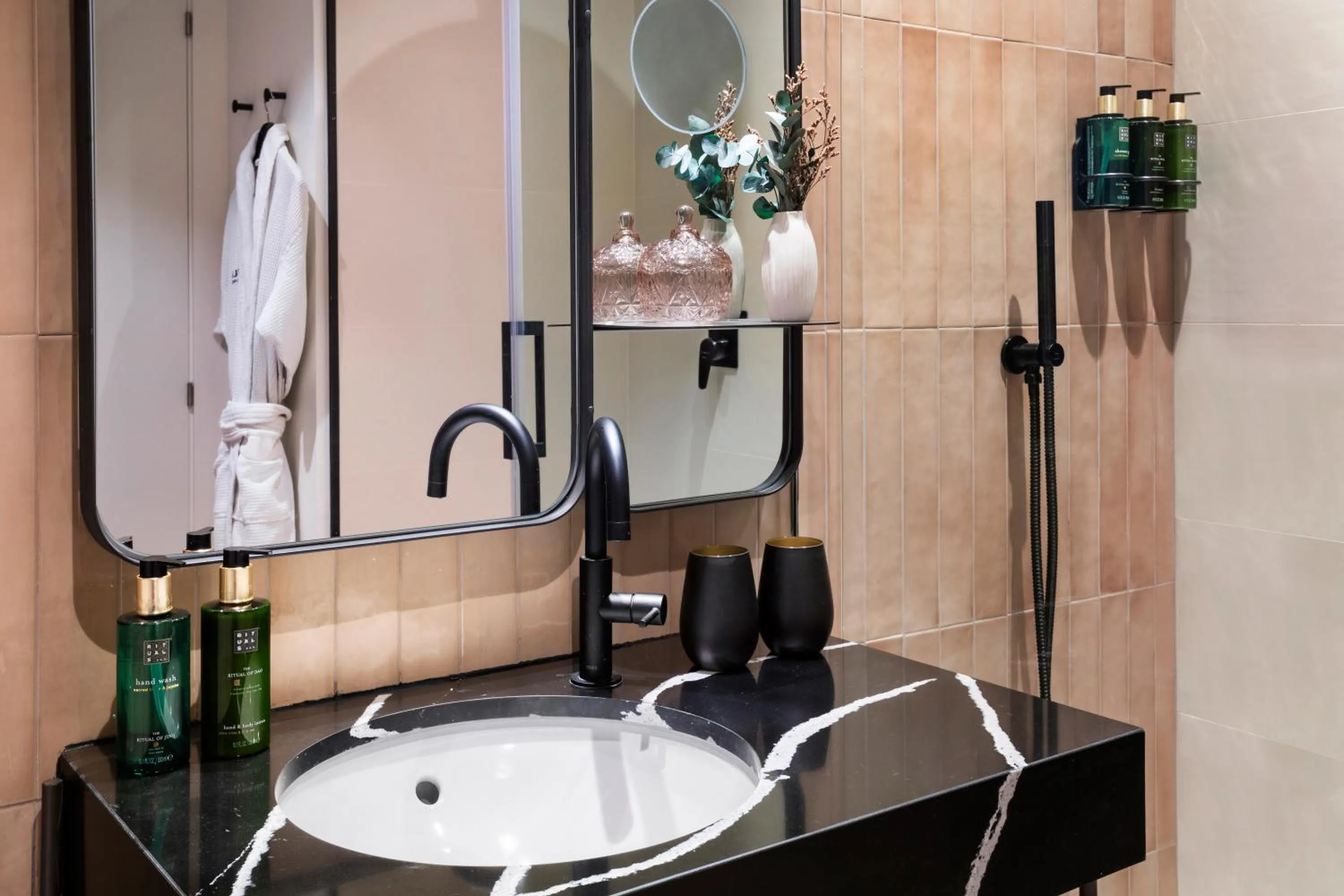 Shower in Meliá Granada