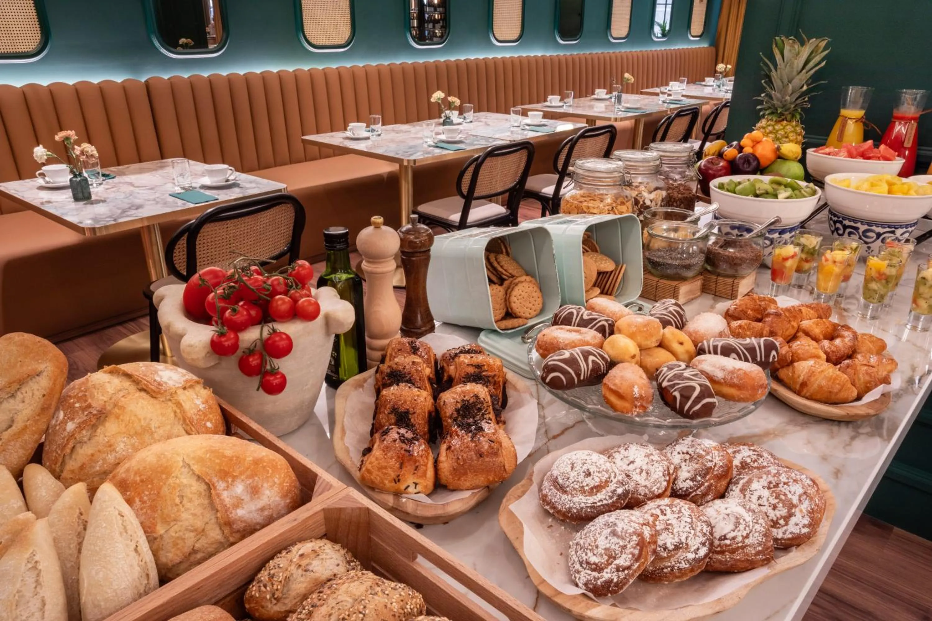 Restaurant/places to eat in Meliá Granada