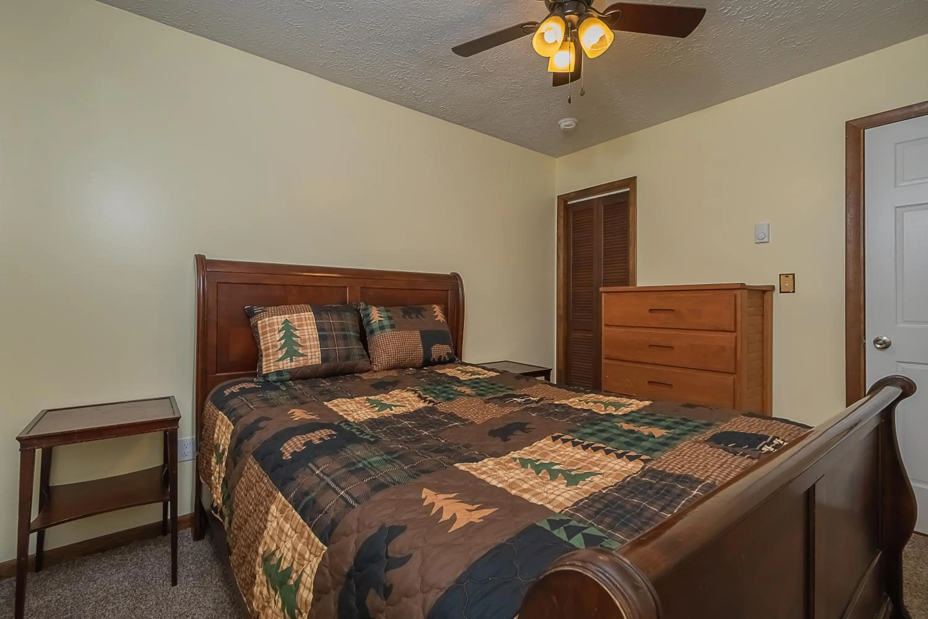 Property building, Bed in Fawn View Cabin