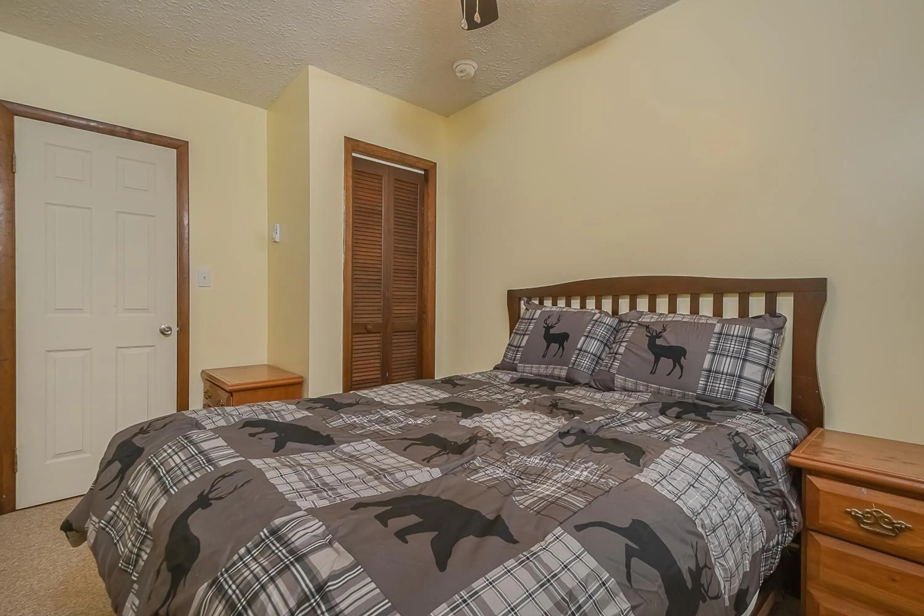 Property building, Bed in Fawn View Cabin