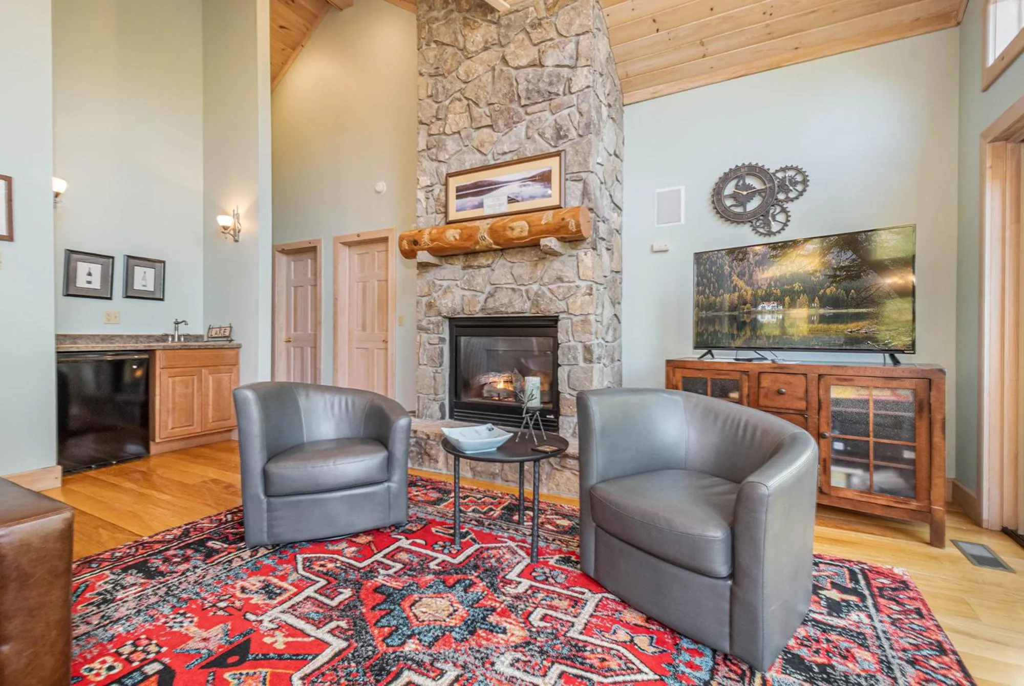 Property building in Glass Mountain Lodge