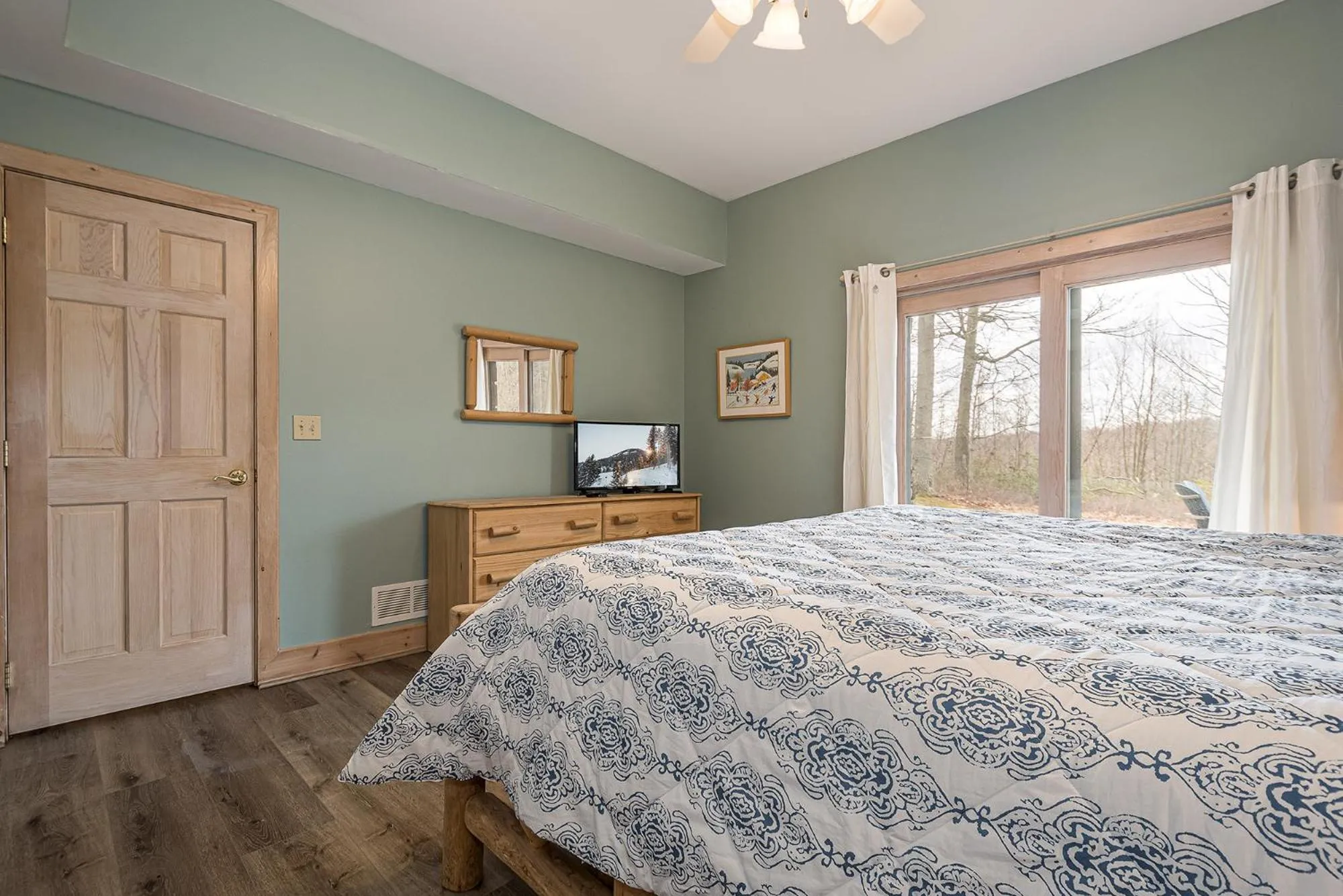 Property building in Glass Mountain Lodge