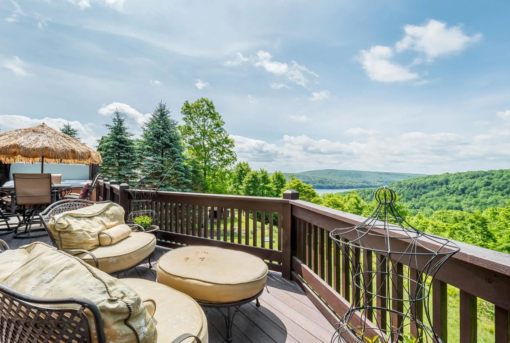 Property building in Happyplace Hideaway