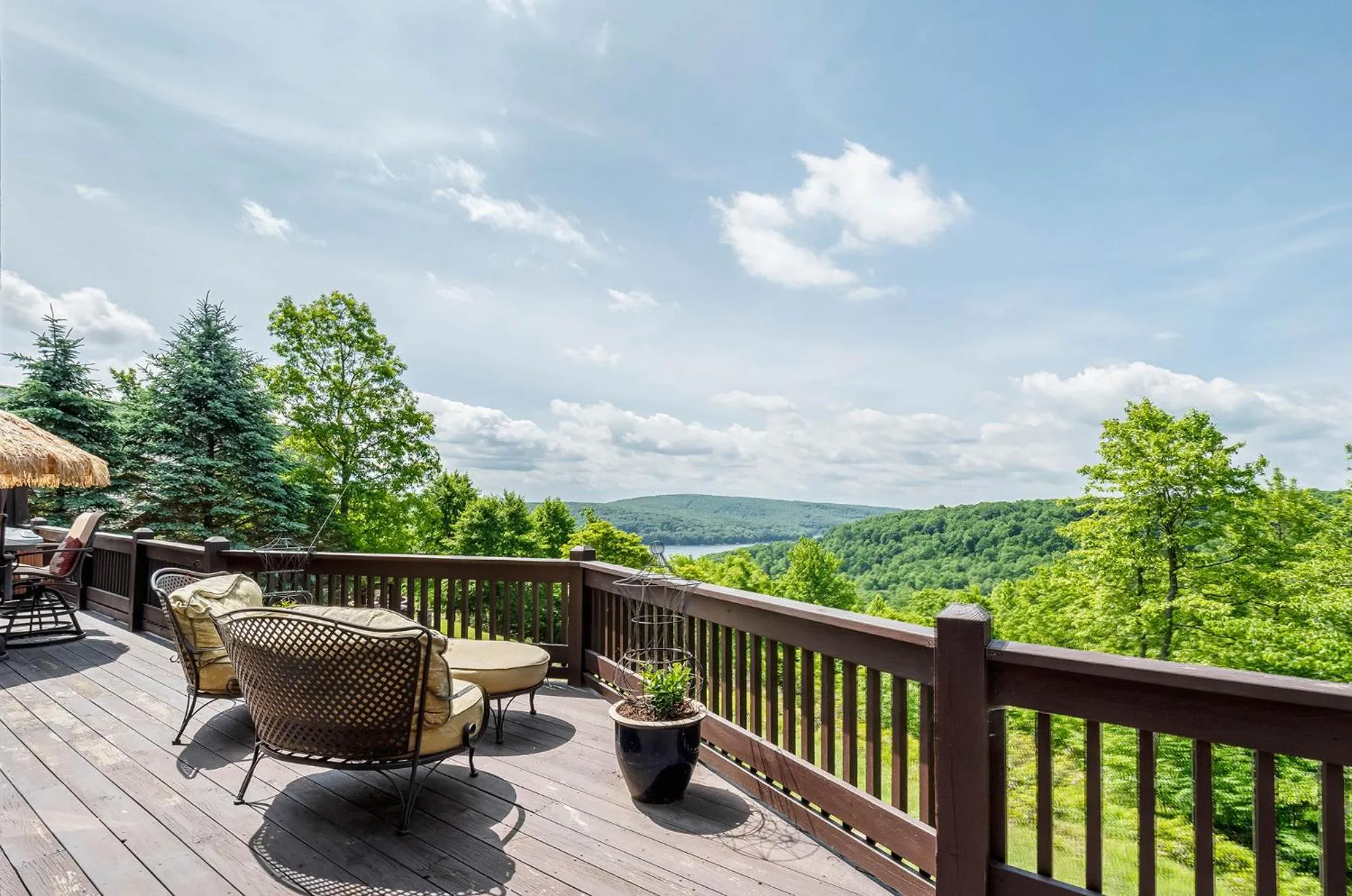 Property building in Happyplace Hideaway