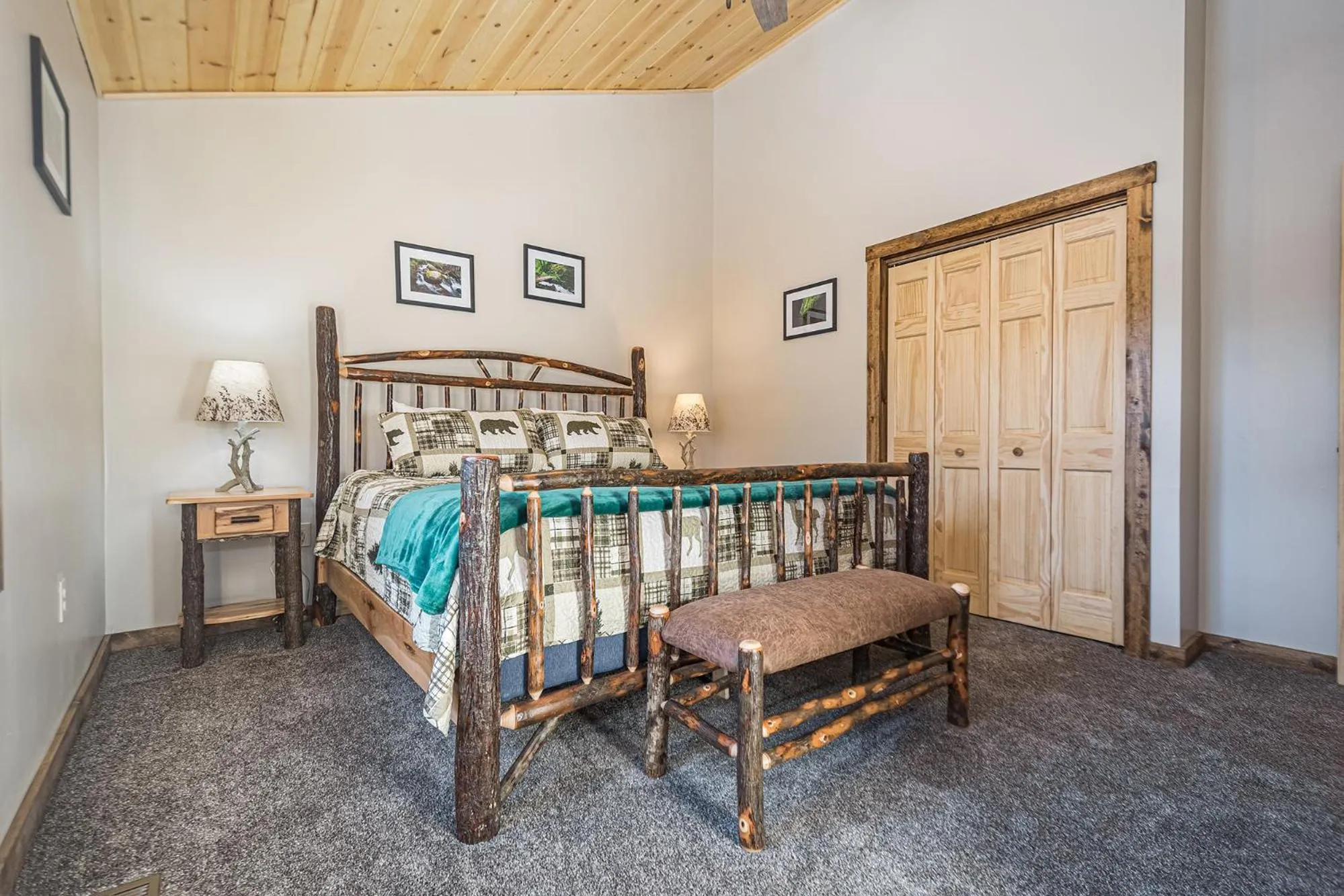 Property building, Bed in Honey Bear Hideaway