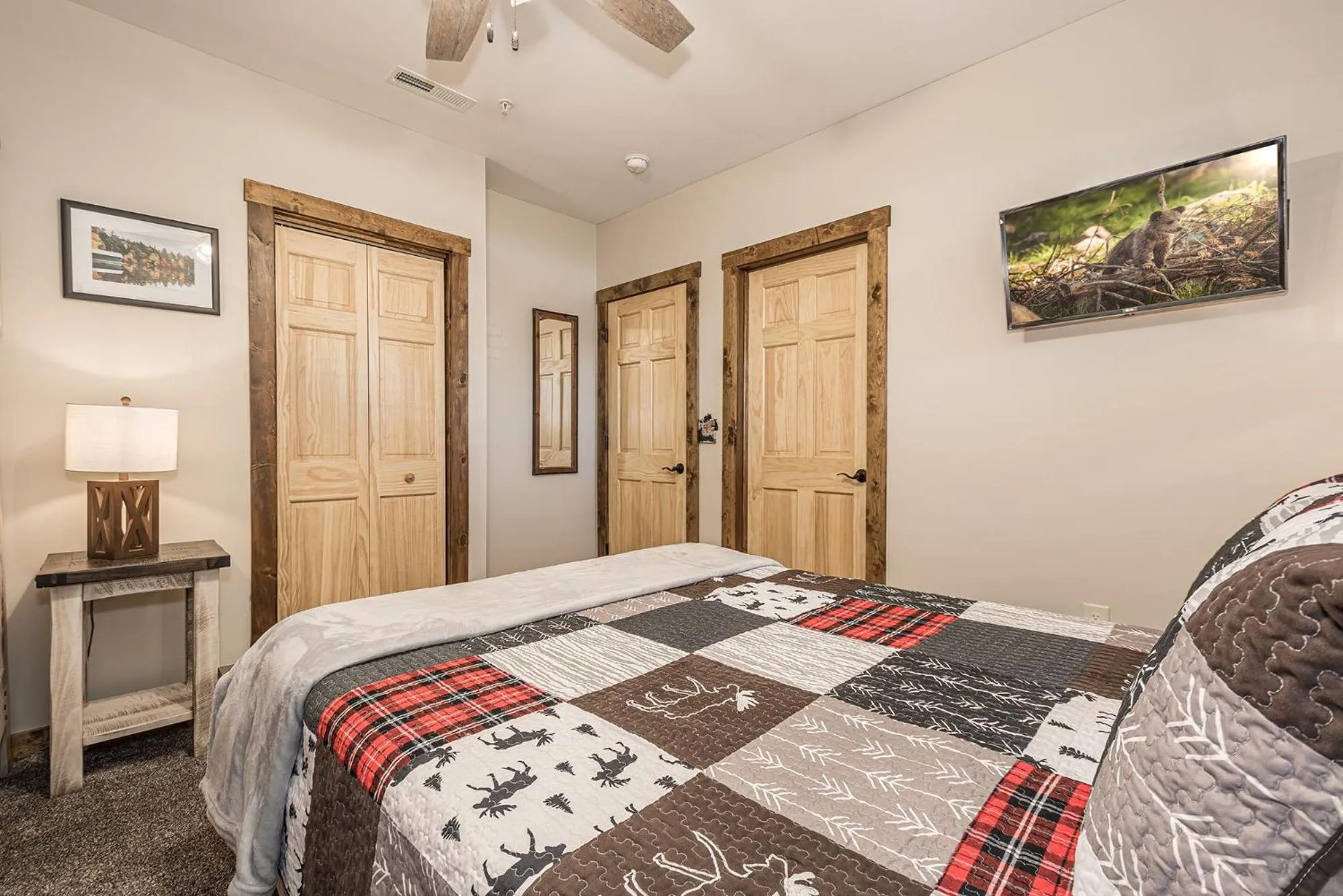 Property building, Bed in Honey Bear Hideaway