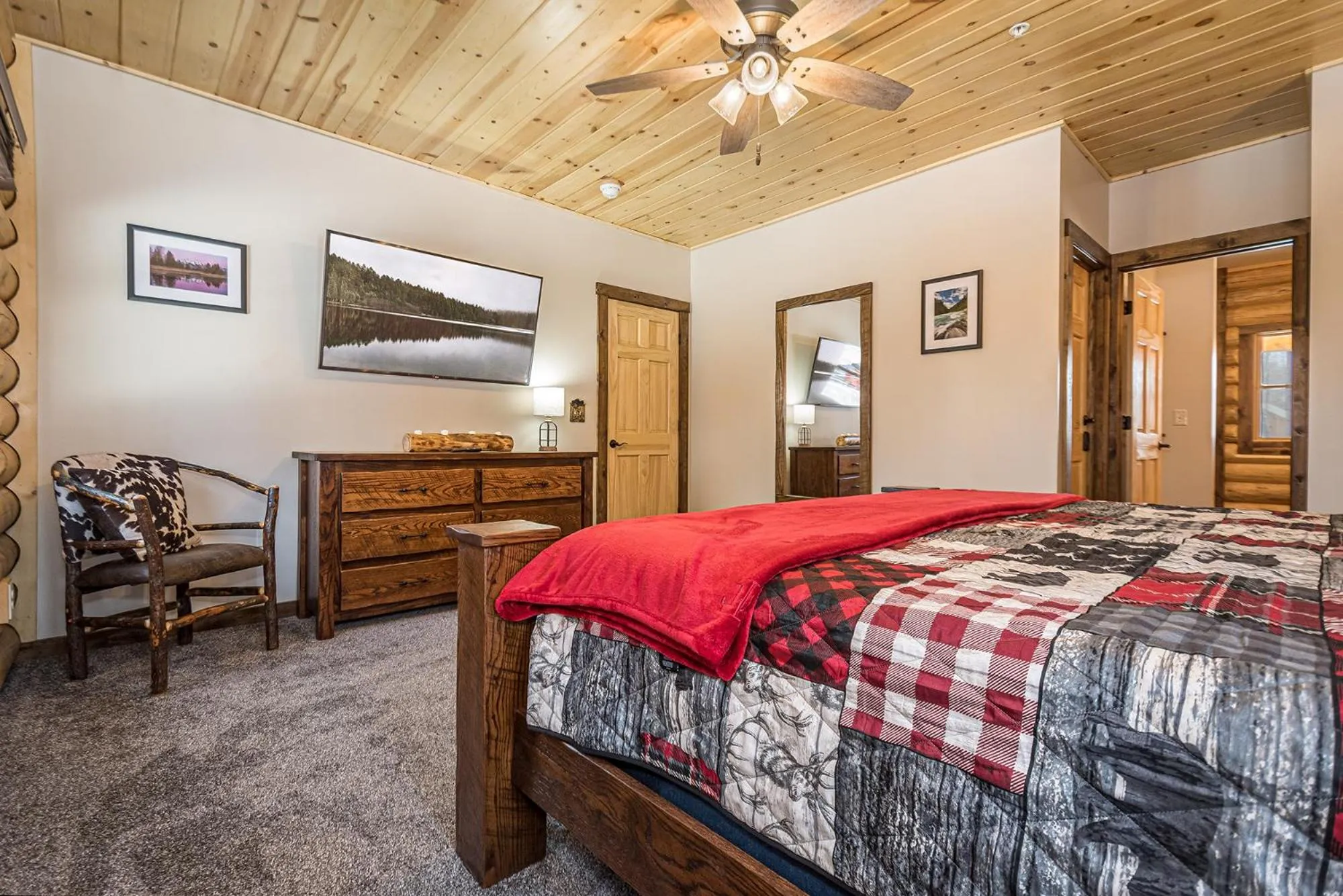 Property building, Bed in Honey Bear Hideaway