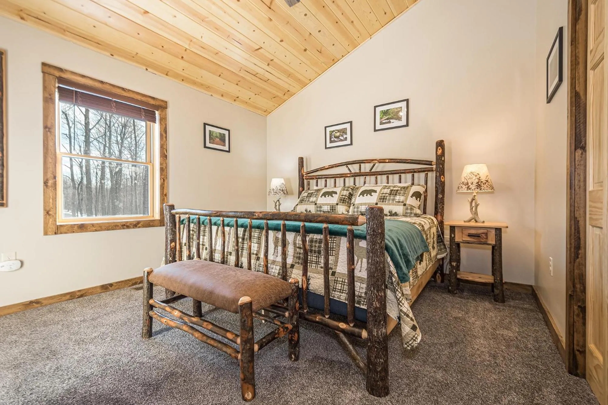 Property building, Bed in Honey Bear Hideaway