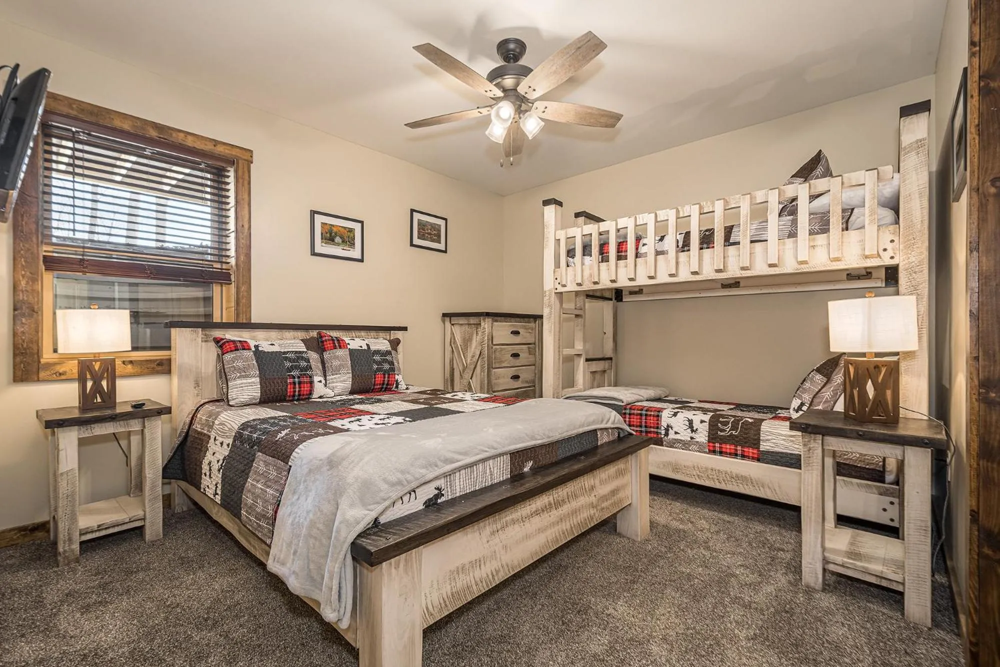 Property building, Bed in Honey Bear Hideaway