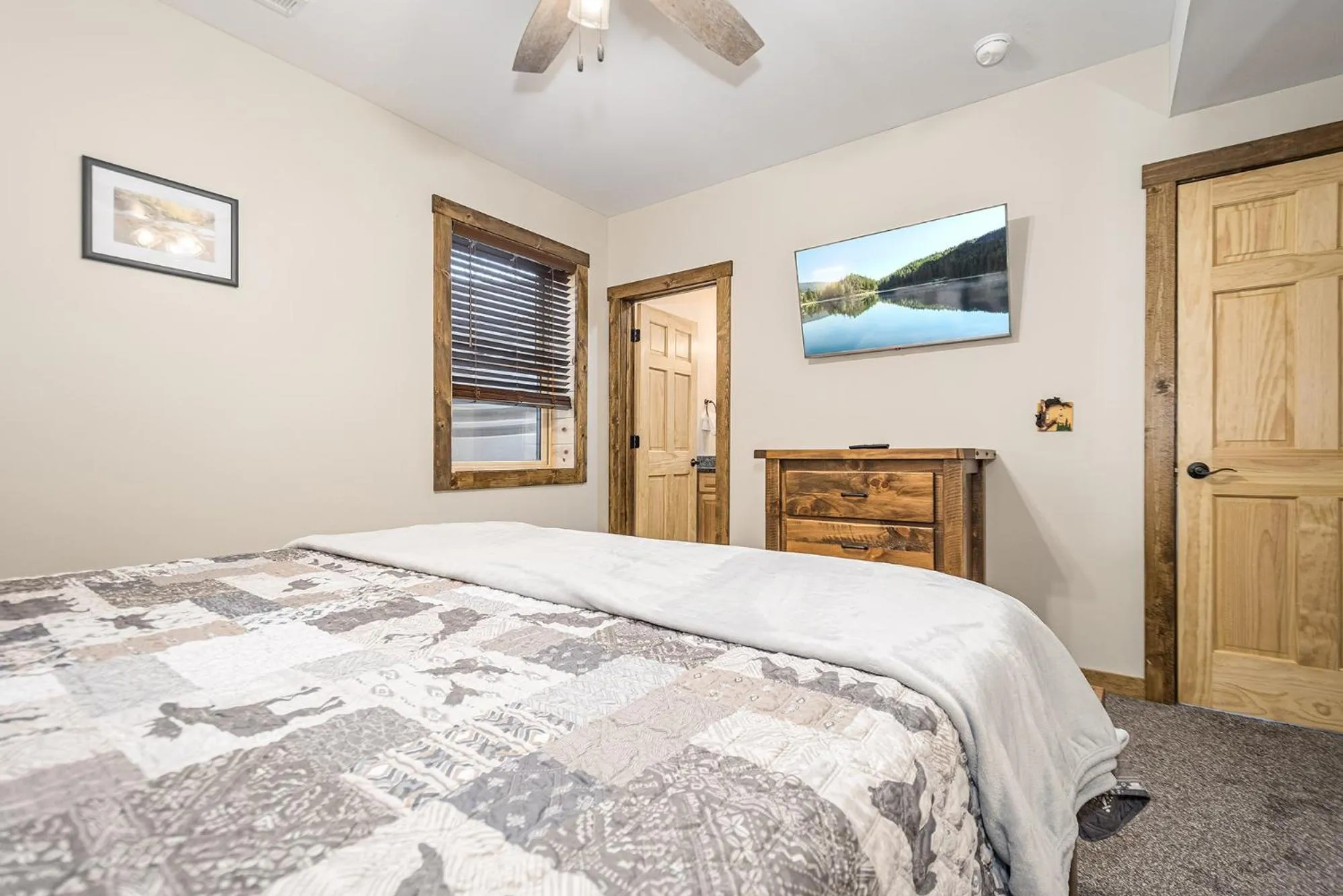 Property building, Bed in Honey Bear Hideaway