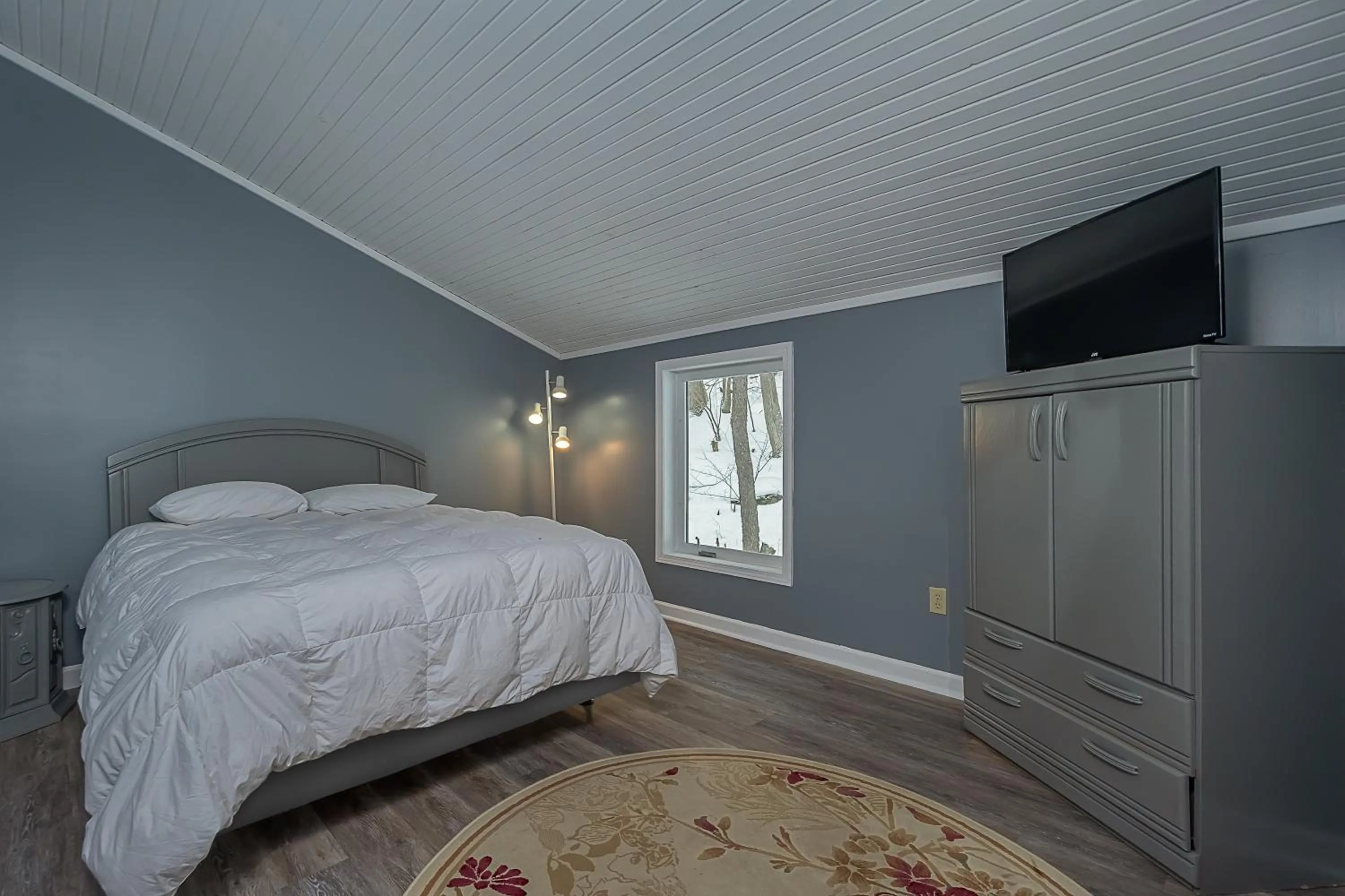 Property building, Bed in Lake Life HQ