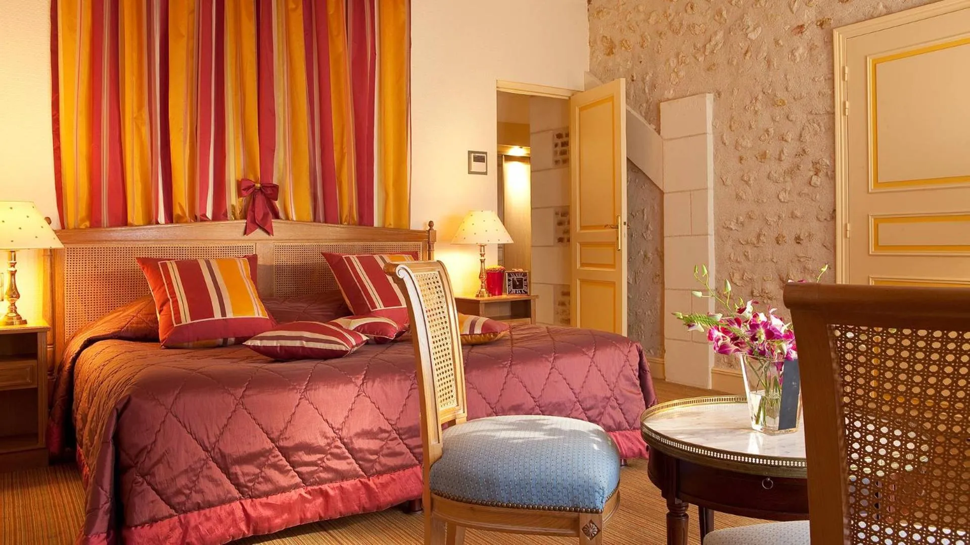 Bedroom, Bed in Château de Noizay - ChâteauZen