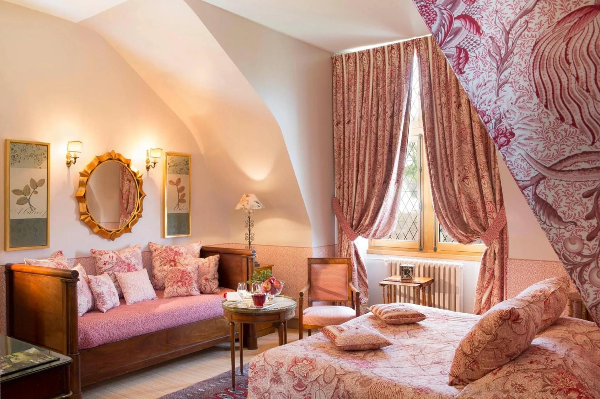 Bedroom, Bed in Château de Noizay - ChâteauZen