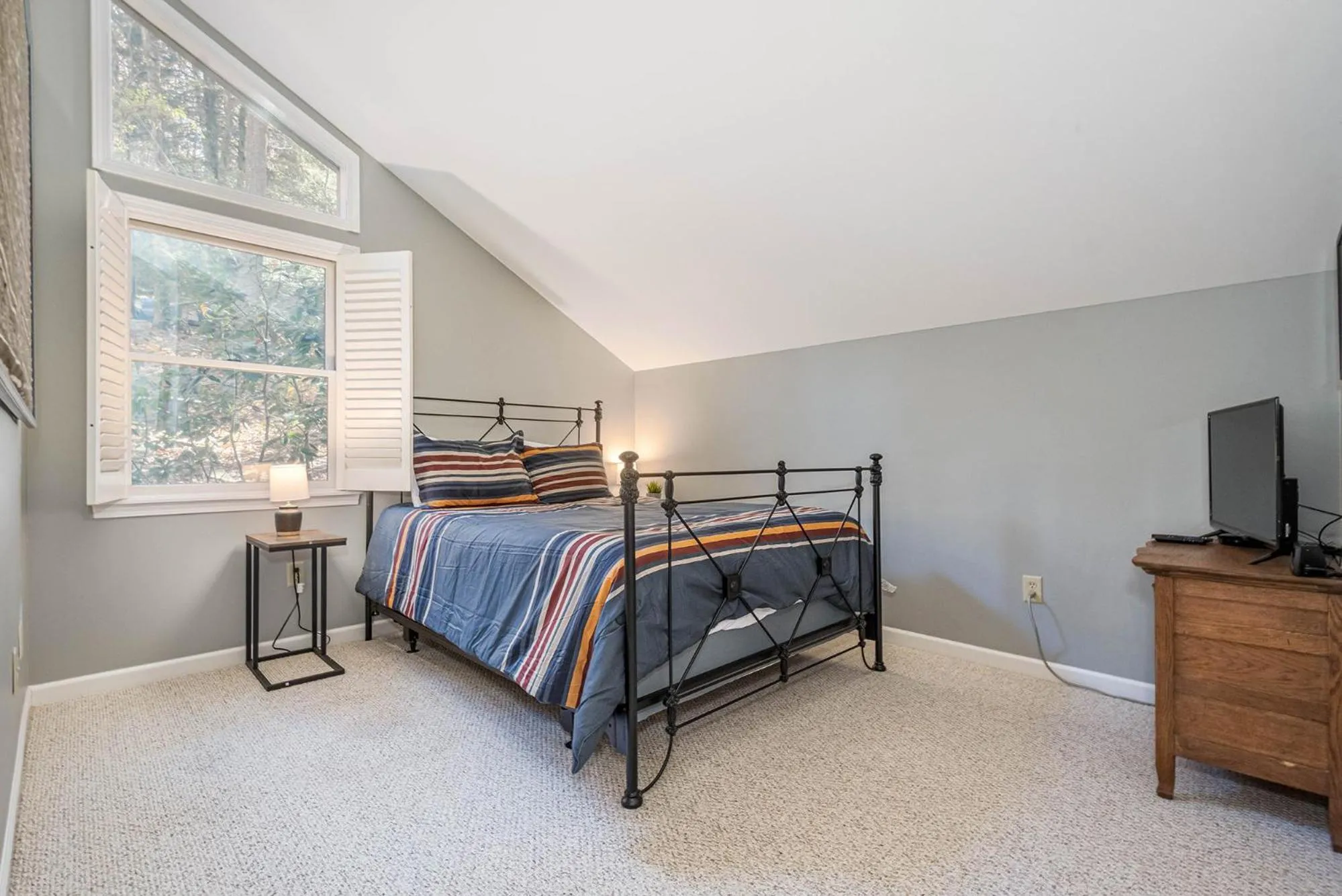 Property building, Bed in Cedars on the Rocks