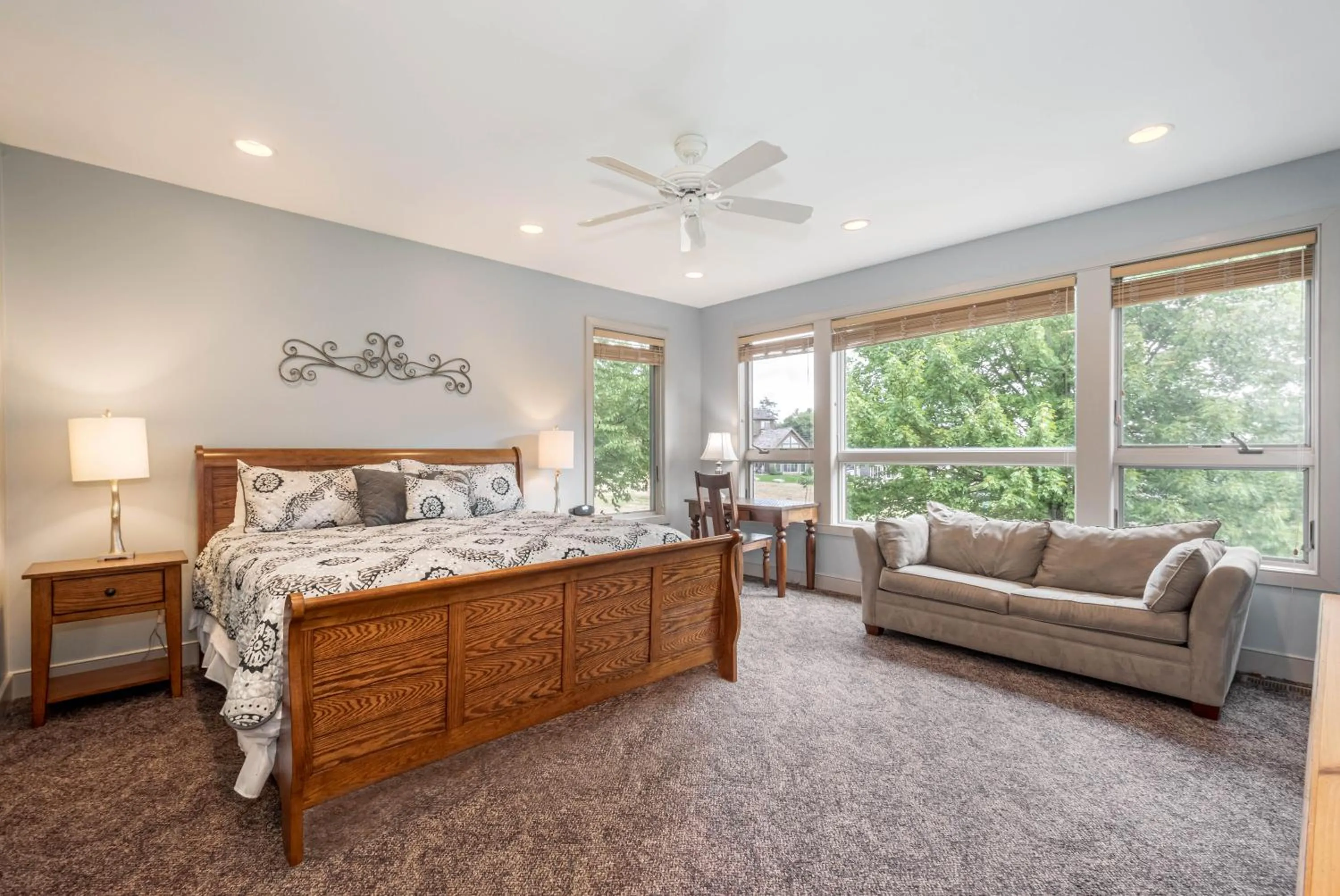 Property building, Bed in Main Street Retreat