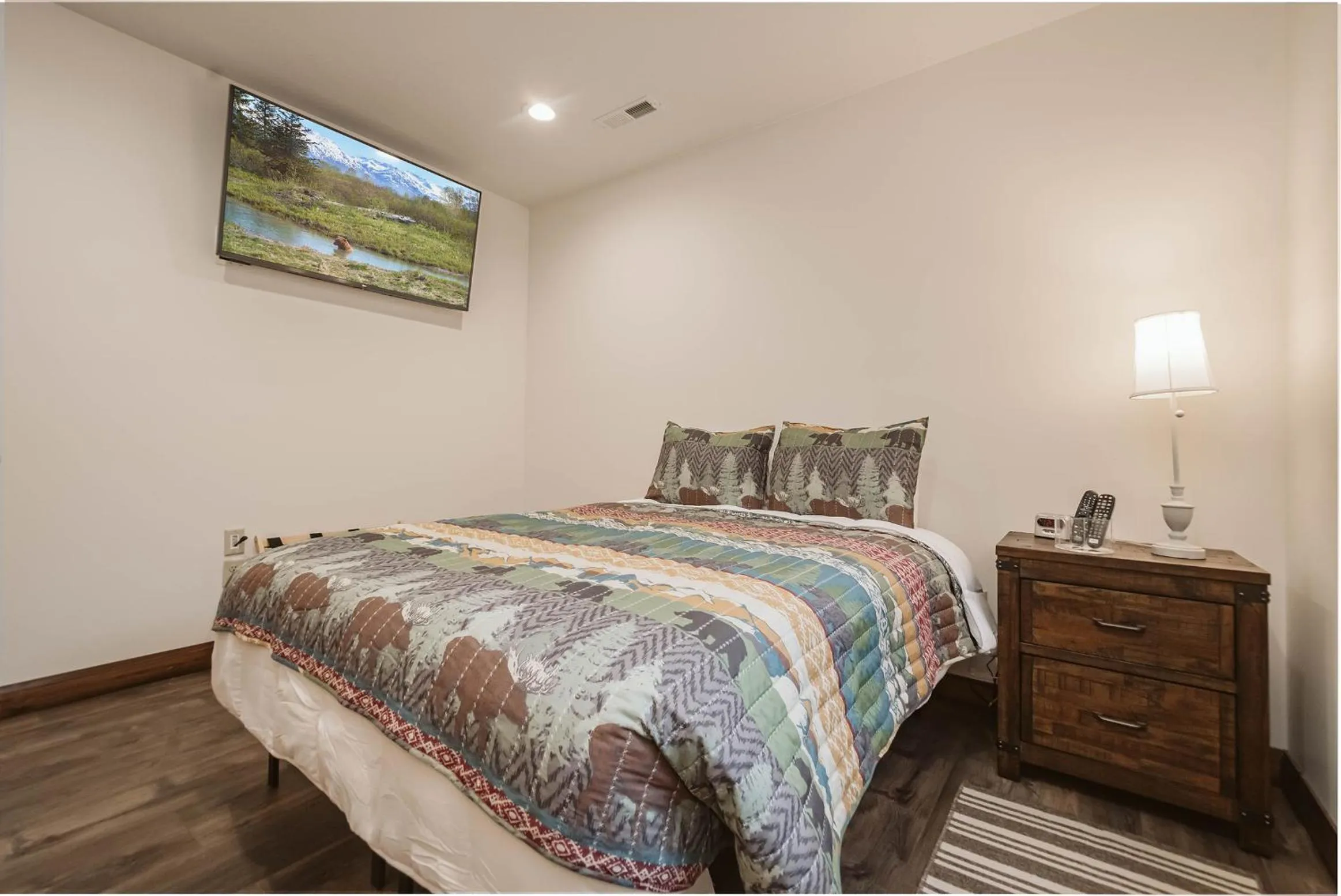 Property building, Bed in Water & Mountain Retreat