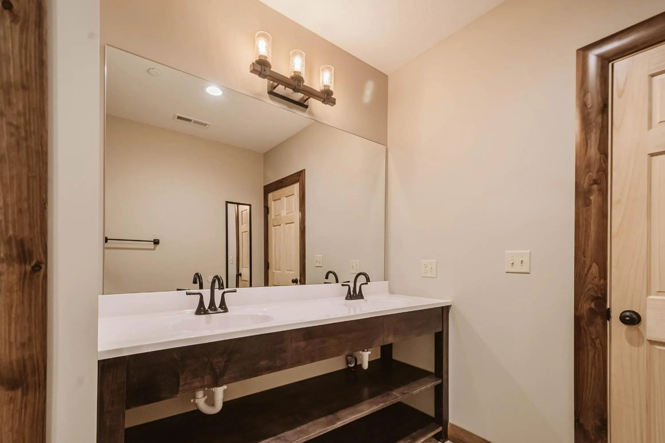 Property building in Water & Mountain Retreat