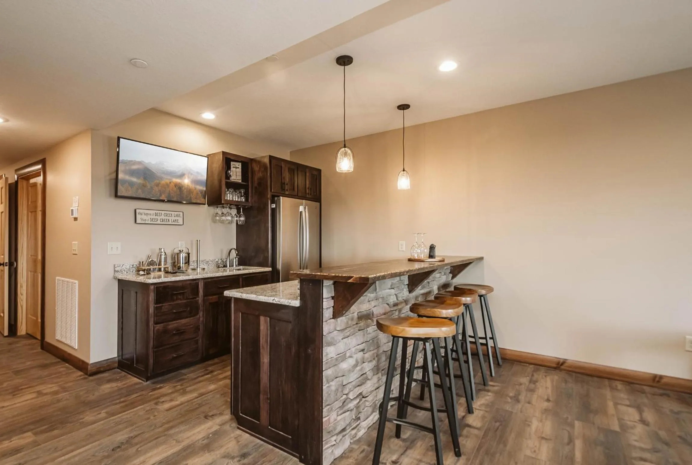 Property building in Water & Mountain Retreat