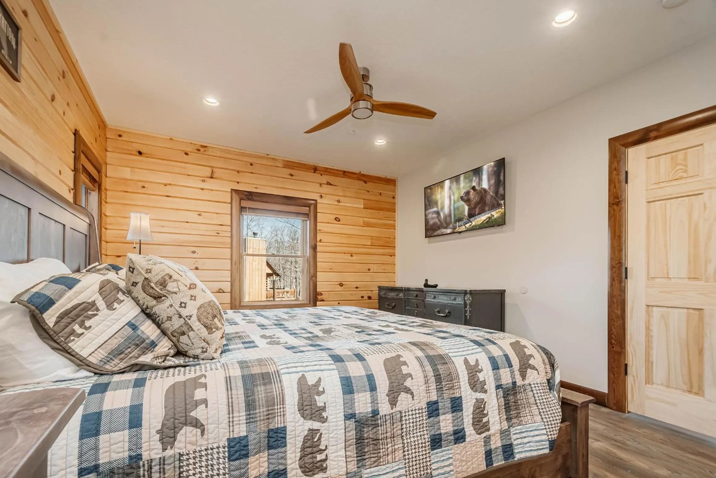 Property building, Bed in Water & Mountain Retreat