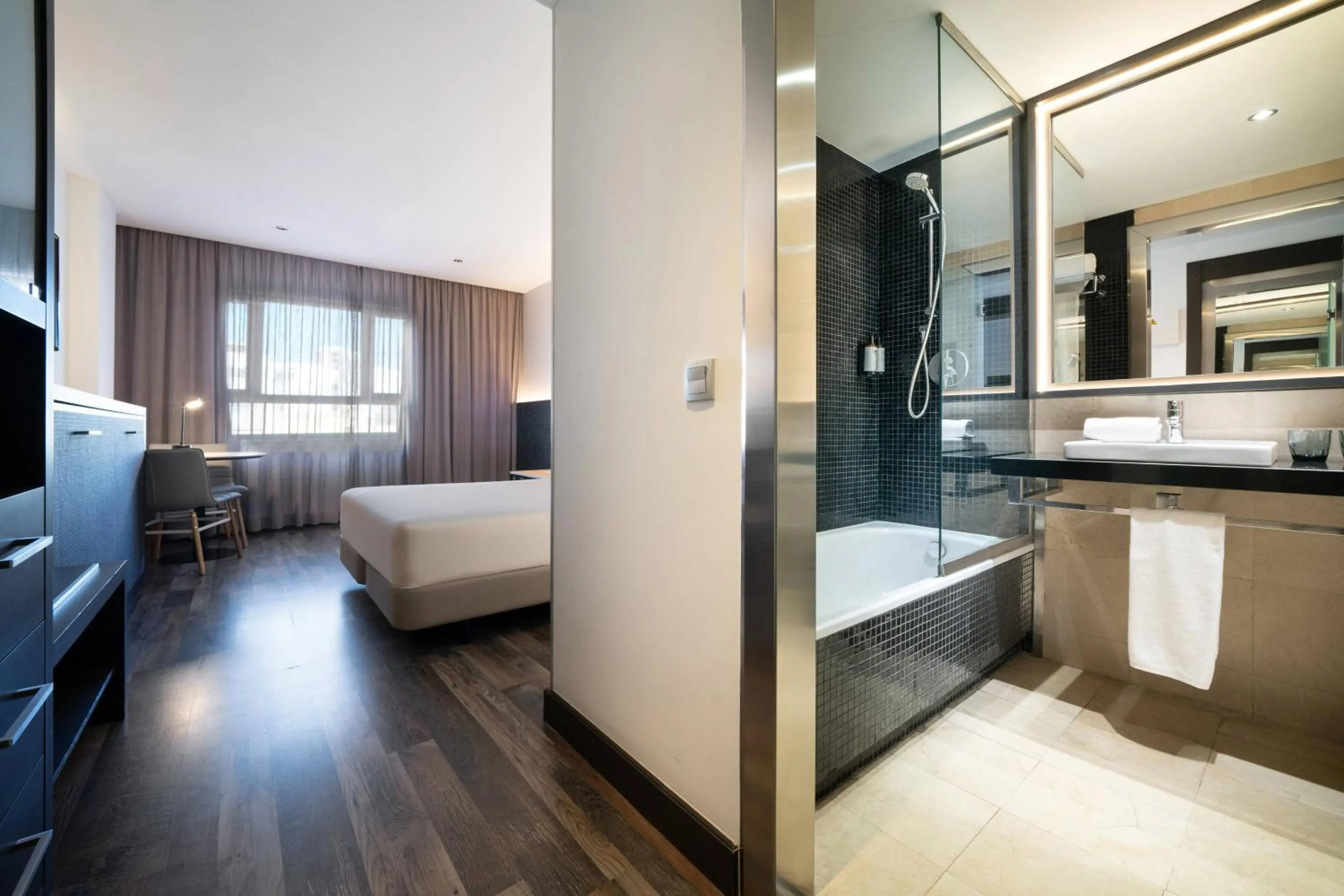 Property building, Bed in Hotel Cádiz Paseo del Mar Affiliated by Meliá