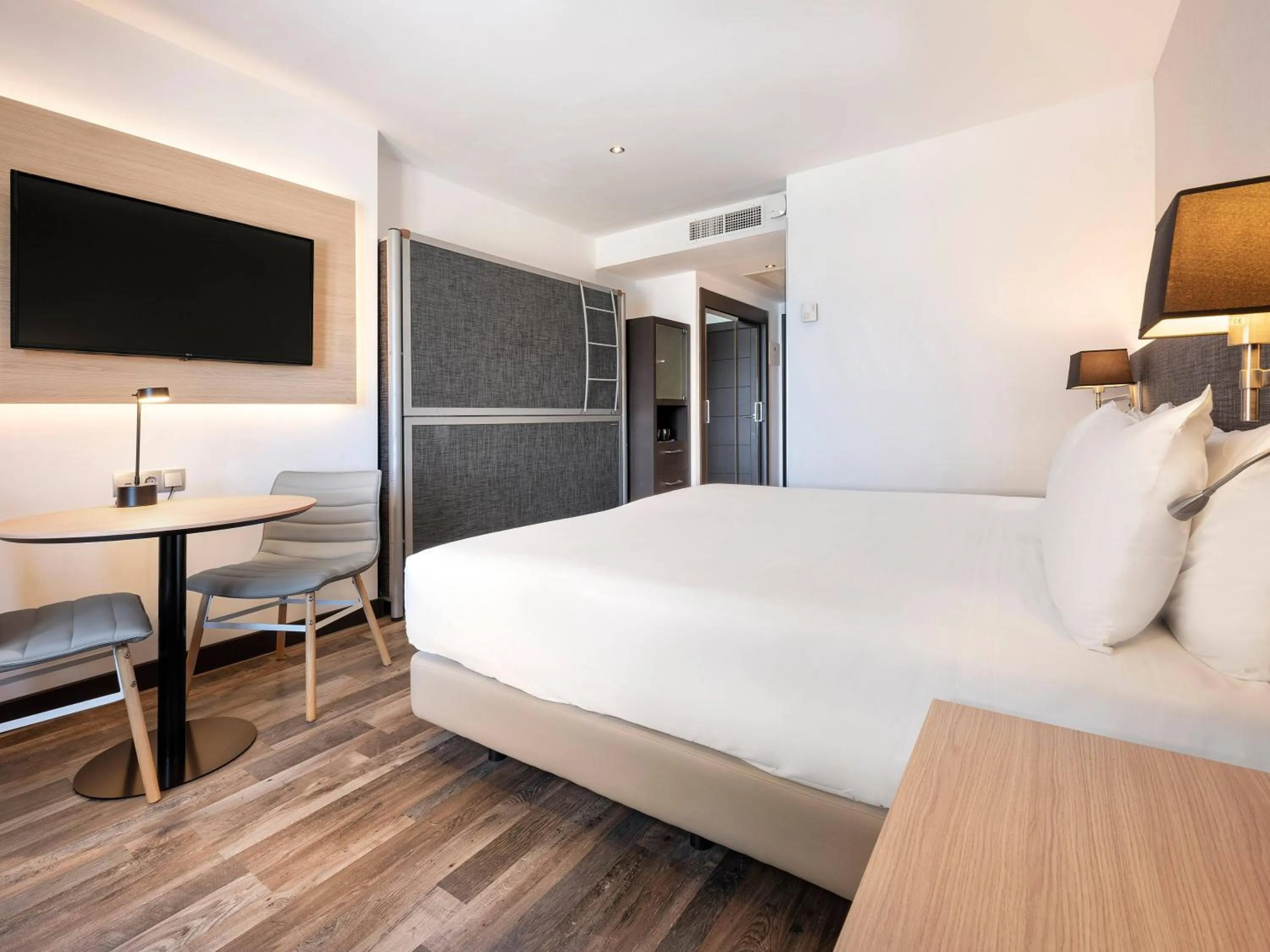 Bed in Hotel Cádiz Paseo del Mar Affiliated by Meliá