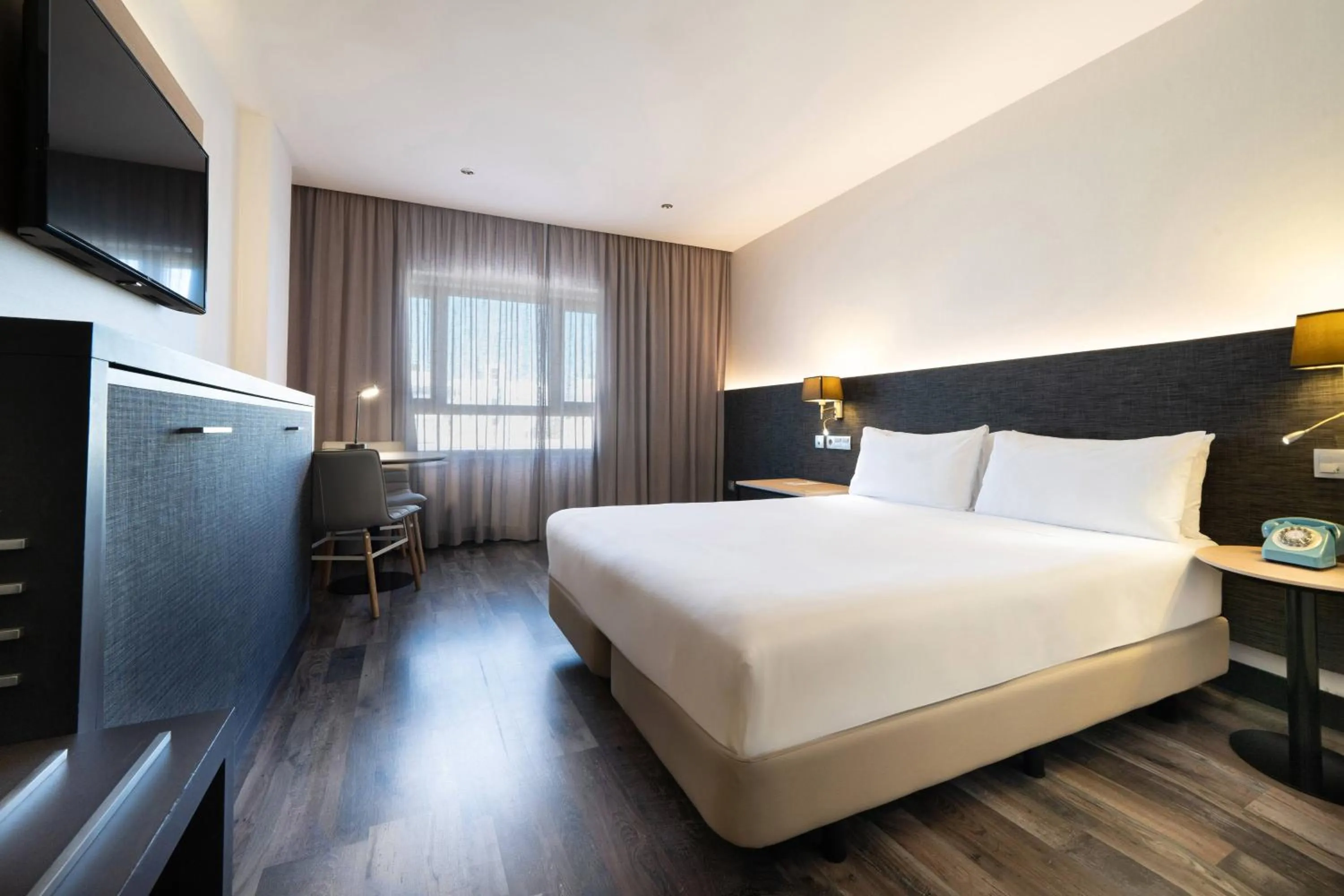 Bed in Hotel Cádiz Paseo del Mar Affiliated by Meliá