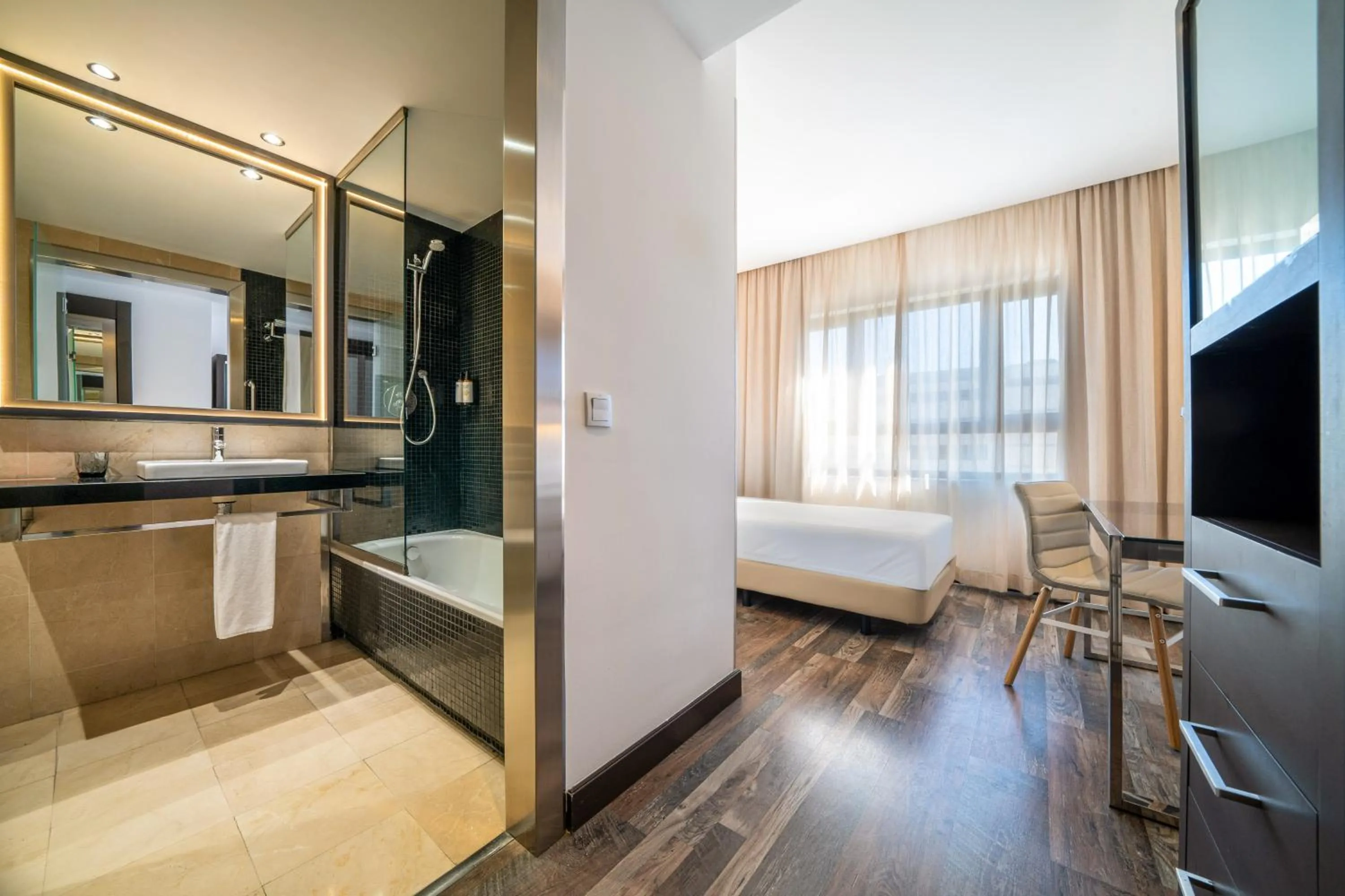 Shower, Bed in Hotel Cádiz Paseo del Mar, Affiliated by Meliá