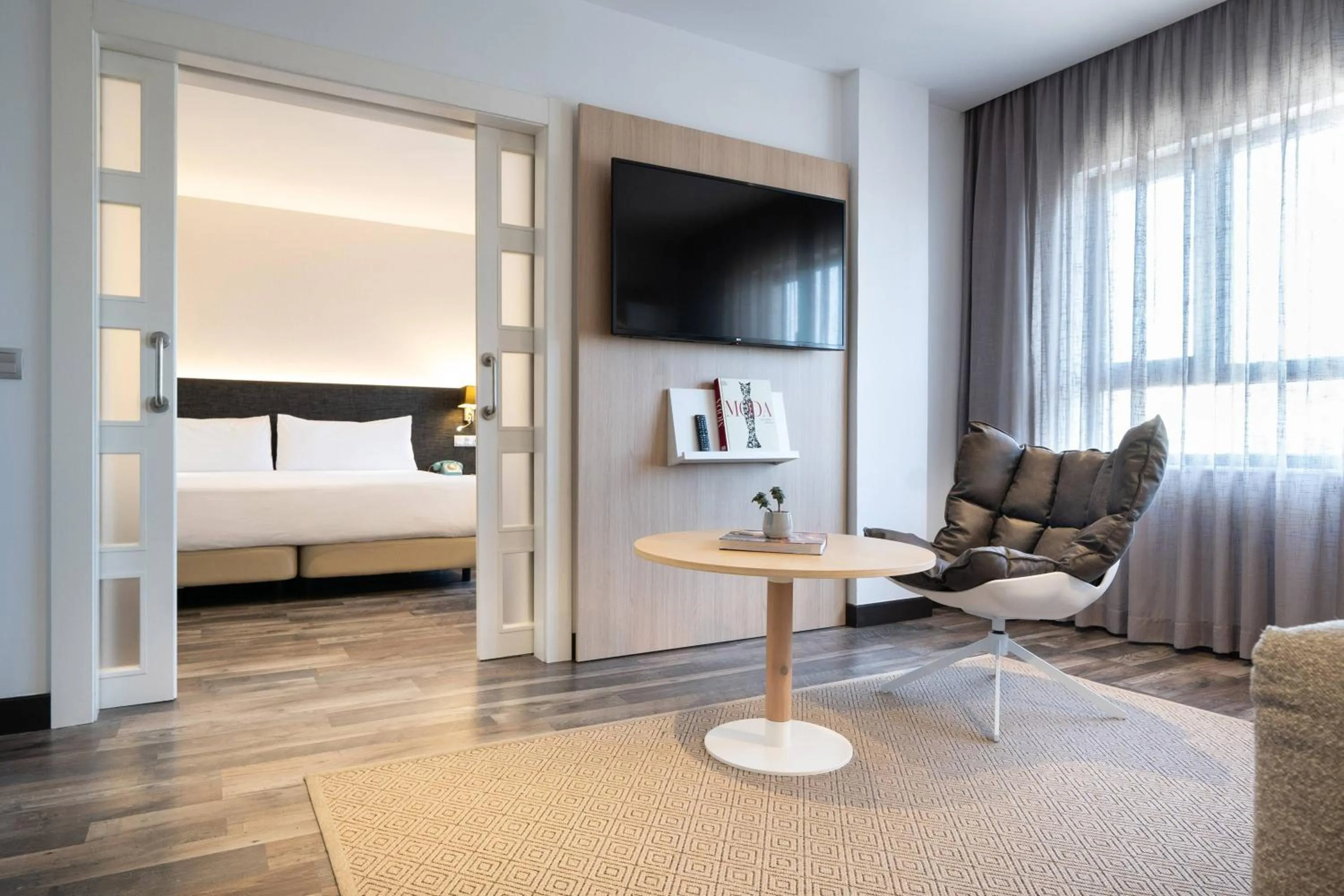 Property building, Bed in Hotel Cádiz Paseo del Mar Affiliated by Meliá