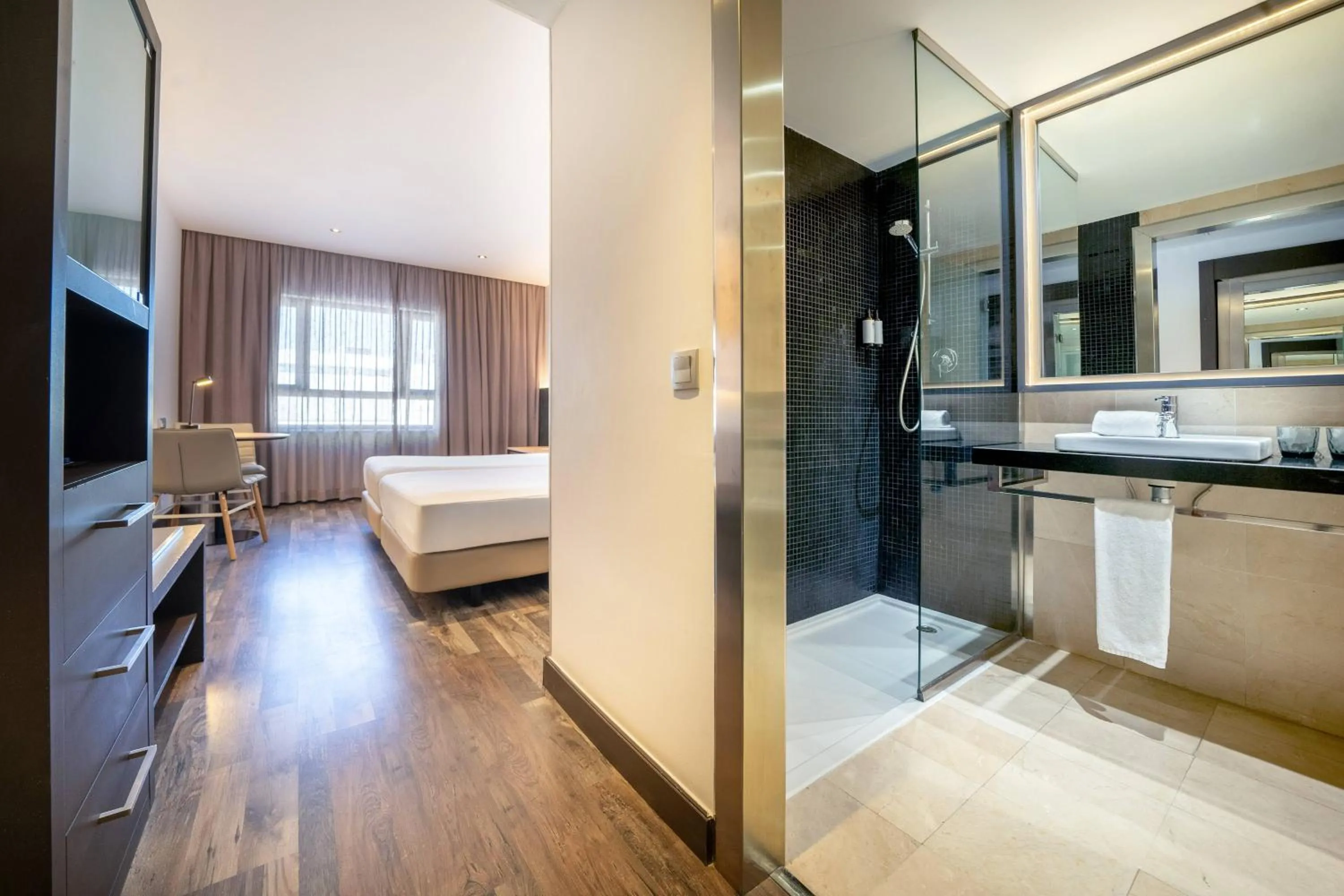 Property building, Bed in Hotel Cádiz Paseo del Mar Affiliated by Meliá