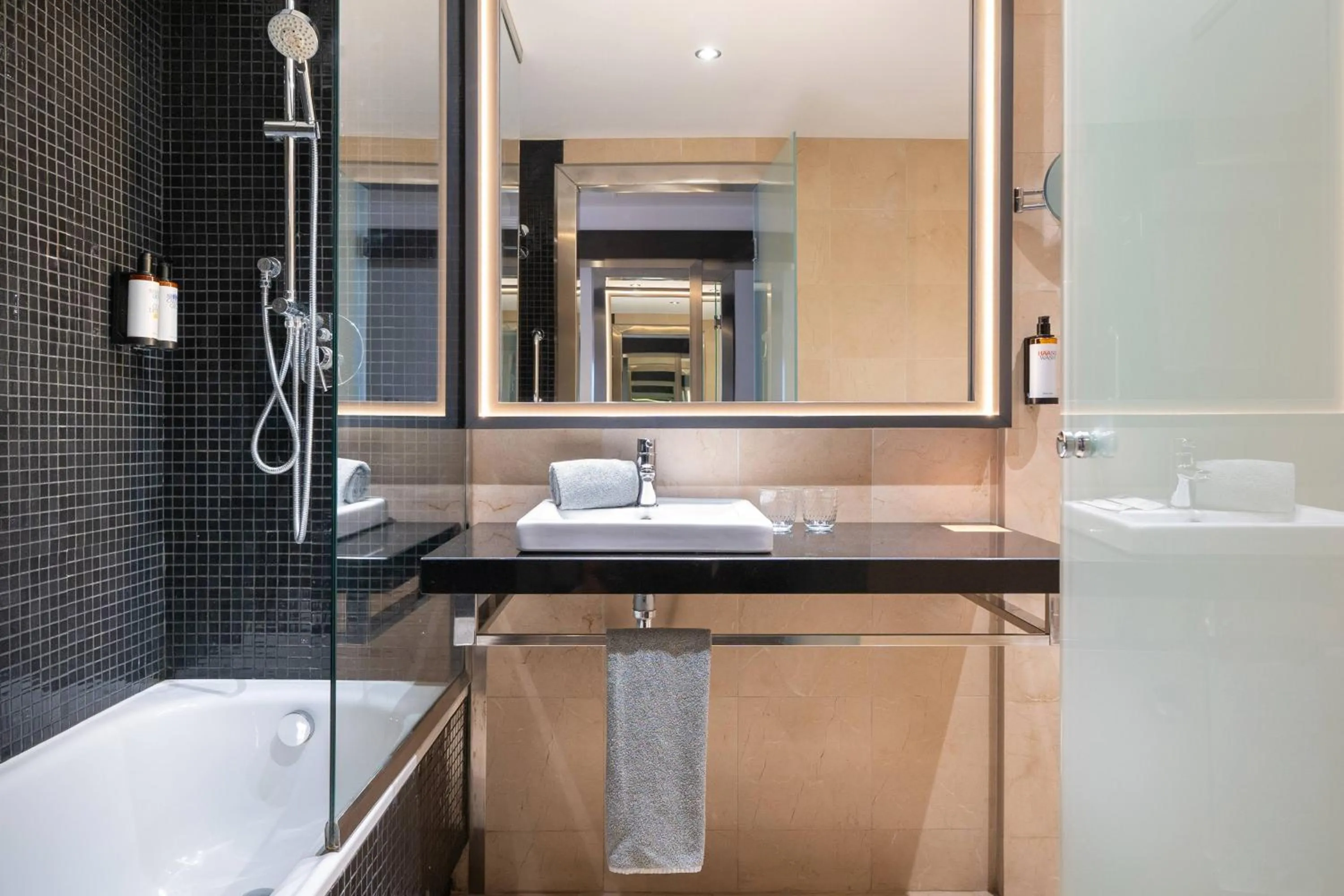 Bathroom in Hotel Cádiz Paseo del Mar Affiliated by Meliá