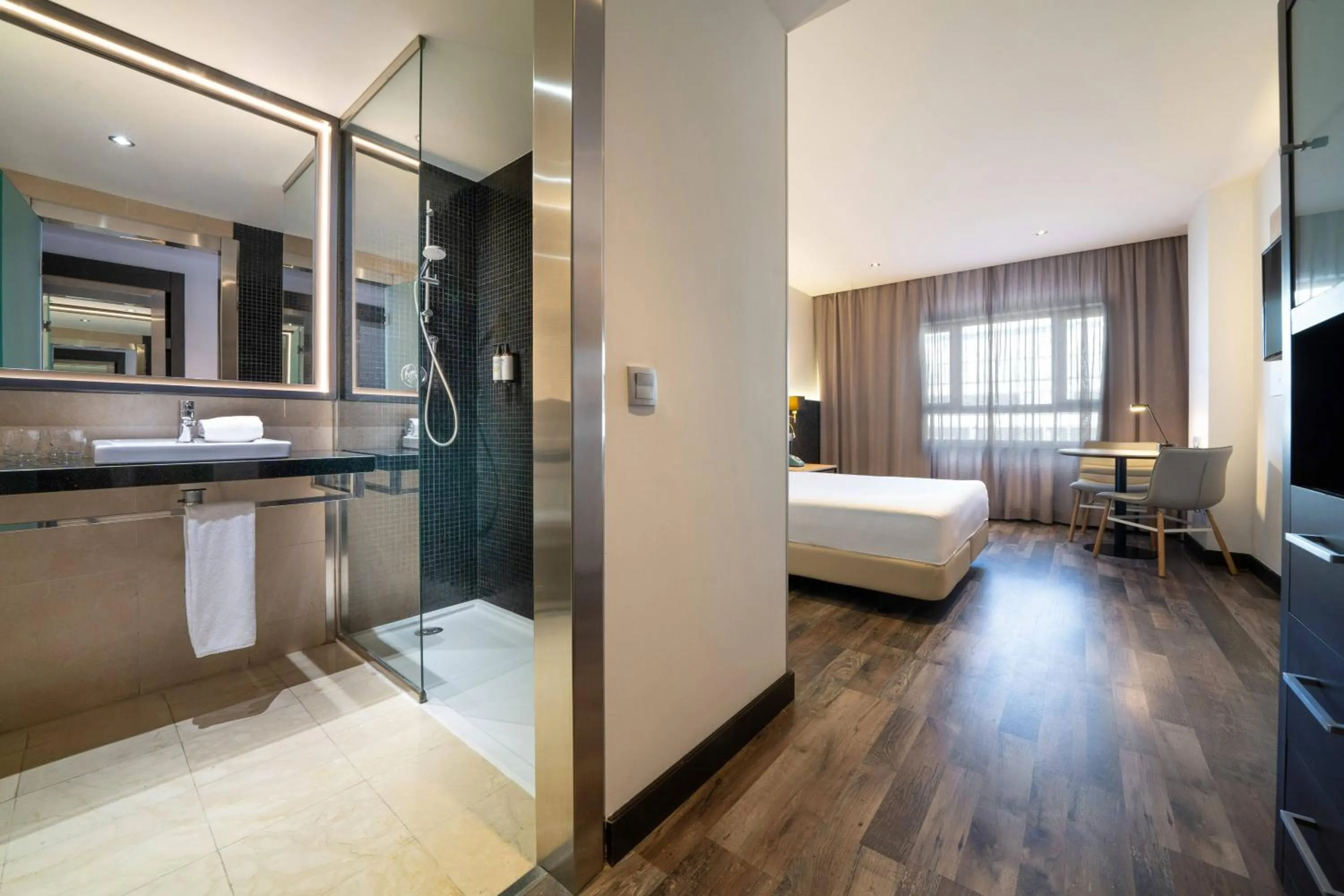 Property building, Bed in Hotel Cádiz Paseo del Mar Affiliated by Meliá