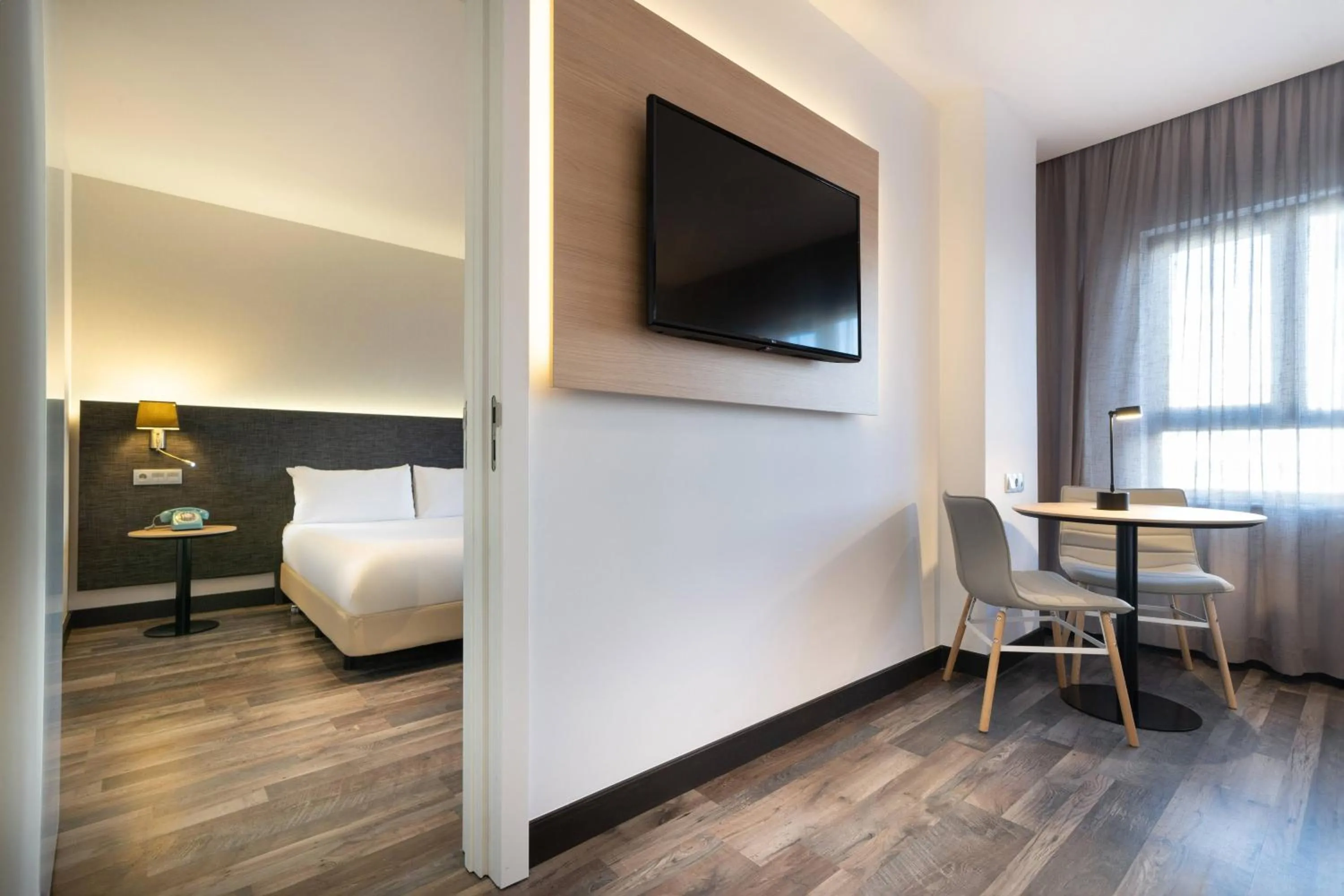 Property building, Bed in Hotel Cádiz Paseo del Mar Affiliated by Meliá