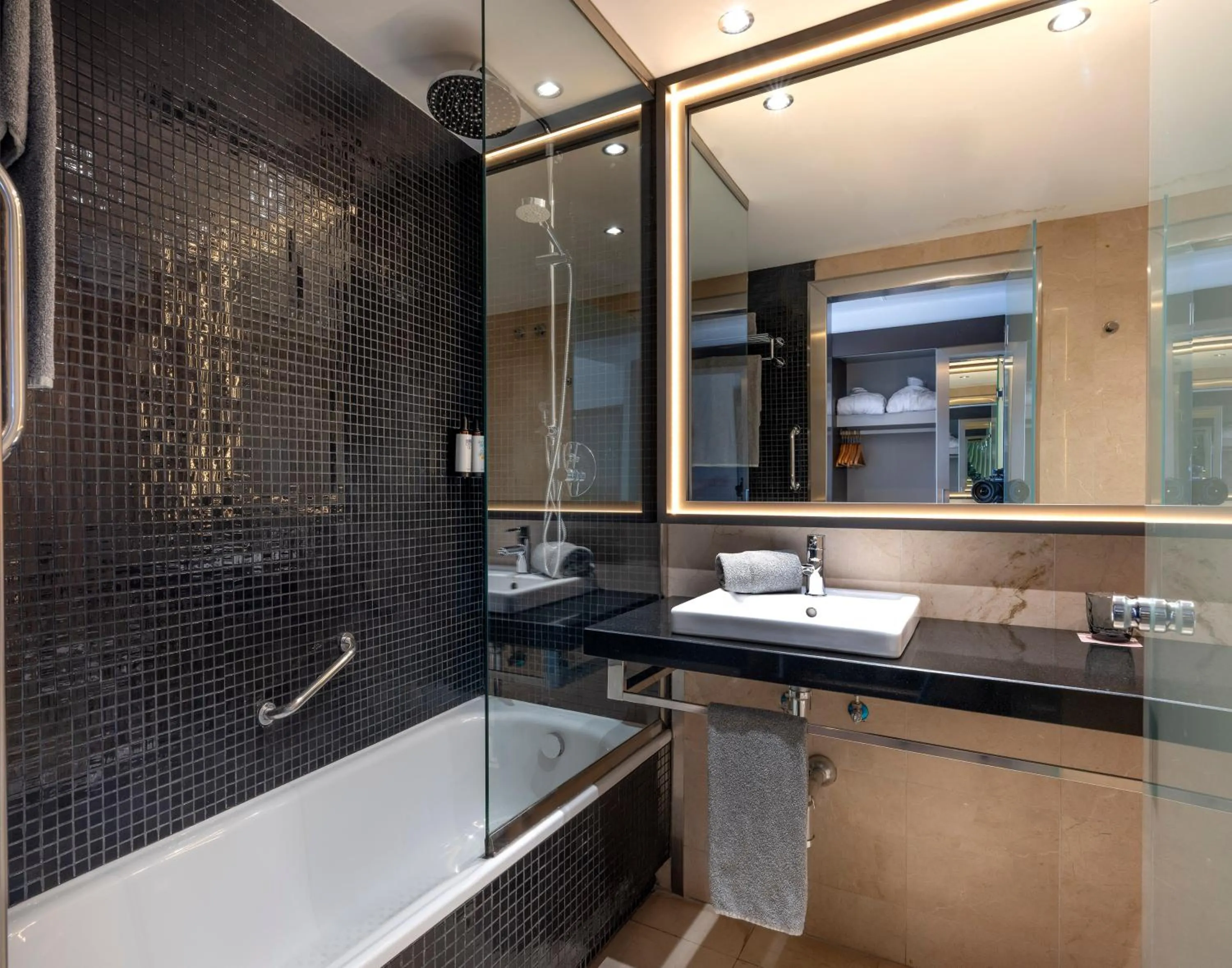 Shower in Hotel Cádiz Paseo del Mar, Affiliated by Meliá